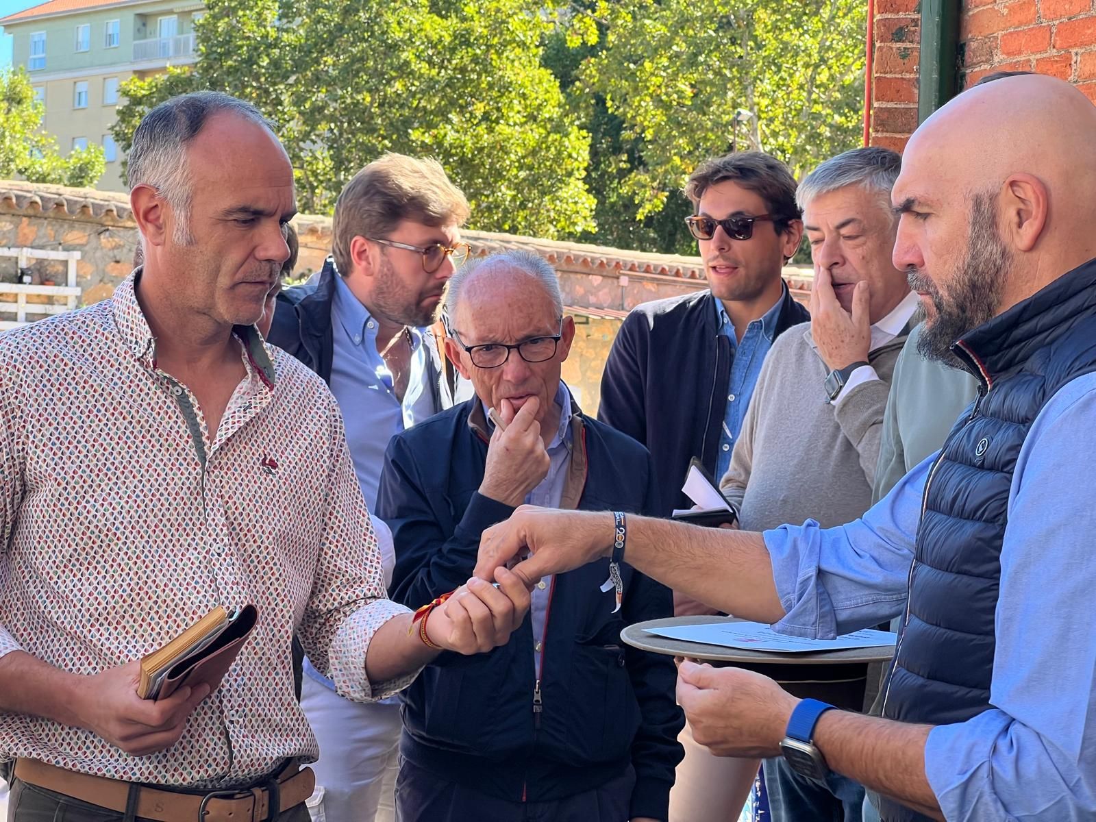 ambiente-durante-el-sorteo-de-los-toros-del-vellosino-en-la-glorieta-domingo-15-de-septiembre-de-2024-fotos-s24h-34