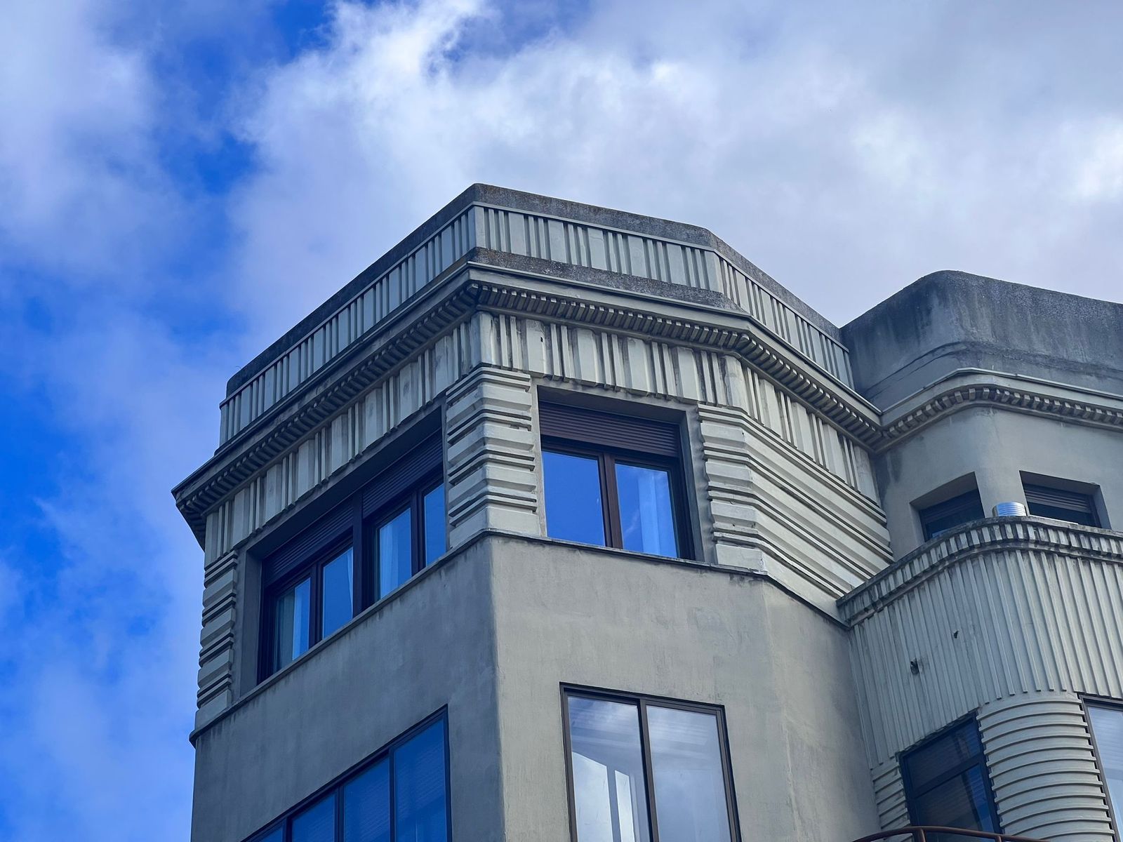 Edificio racionalista en la Gran Vía de Salamanca