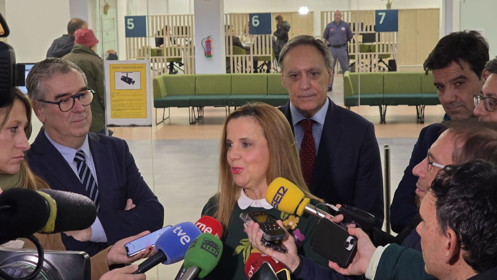 Inauguración de la placa conmemorativa por el centenario del nacimiento de la escritora Carmen Martín Gaite en el edificio de la entidad en la plaza de los Bandos