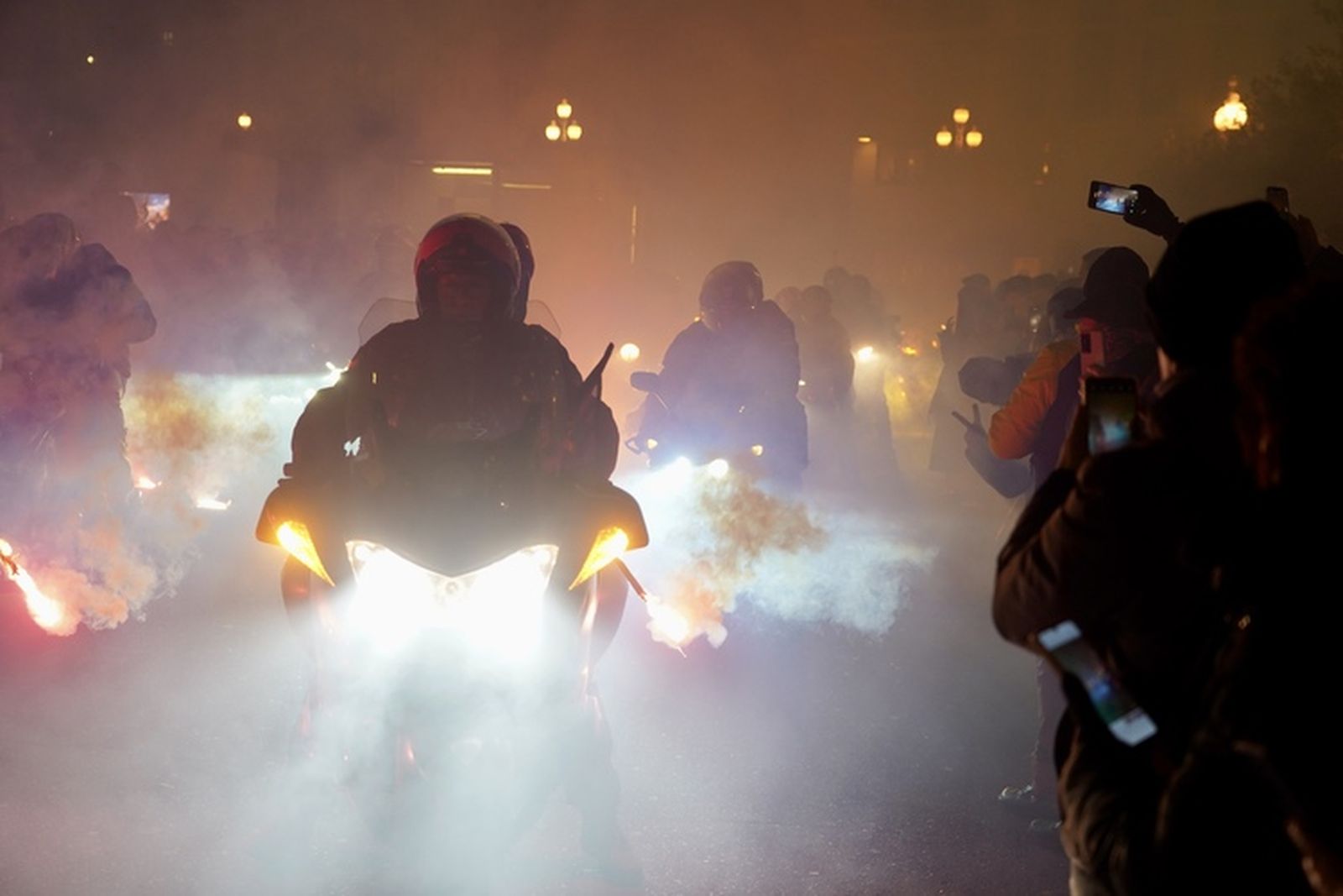 Miriam Chacón / ICAL . Desfile de antorchas de la Concentración Motorista Invernal Pingüinos 2026 en homenaje a los motoristas fallecidos.
