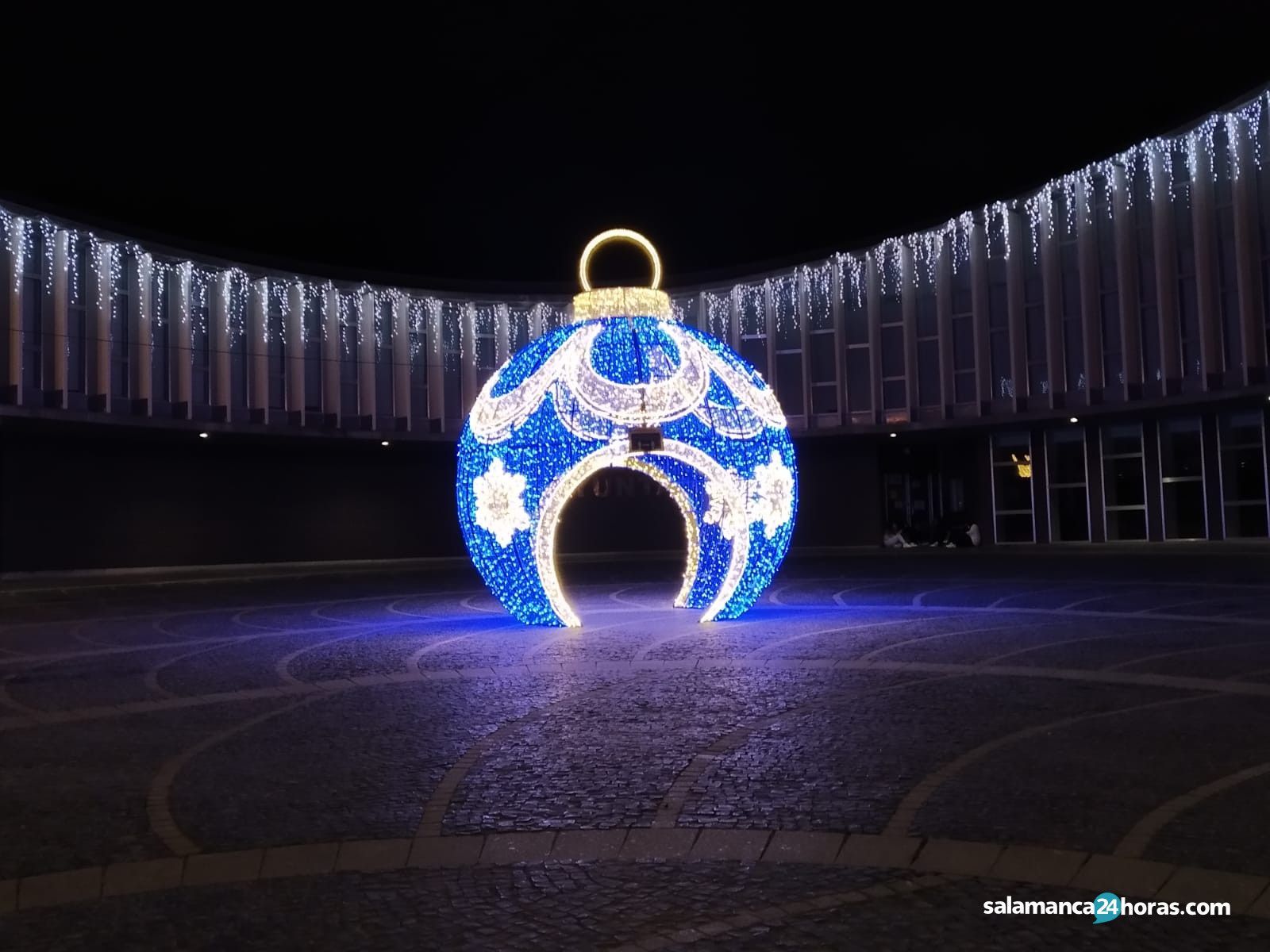 Gran bola navideña en la Plaza de España de Santa Marta