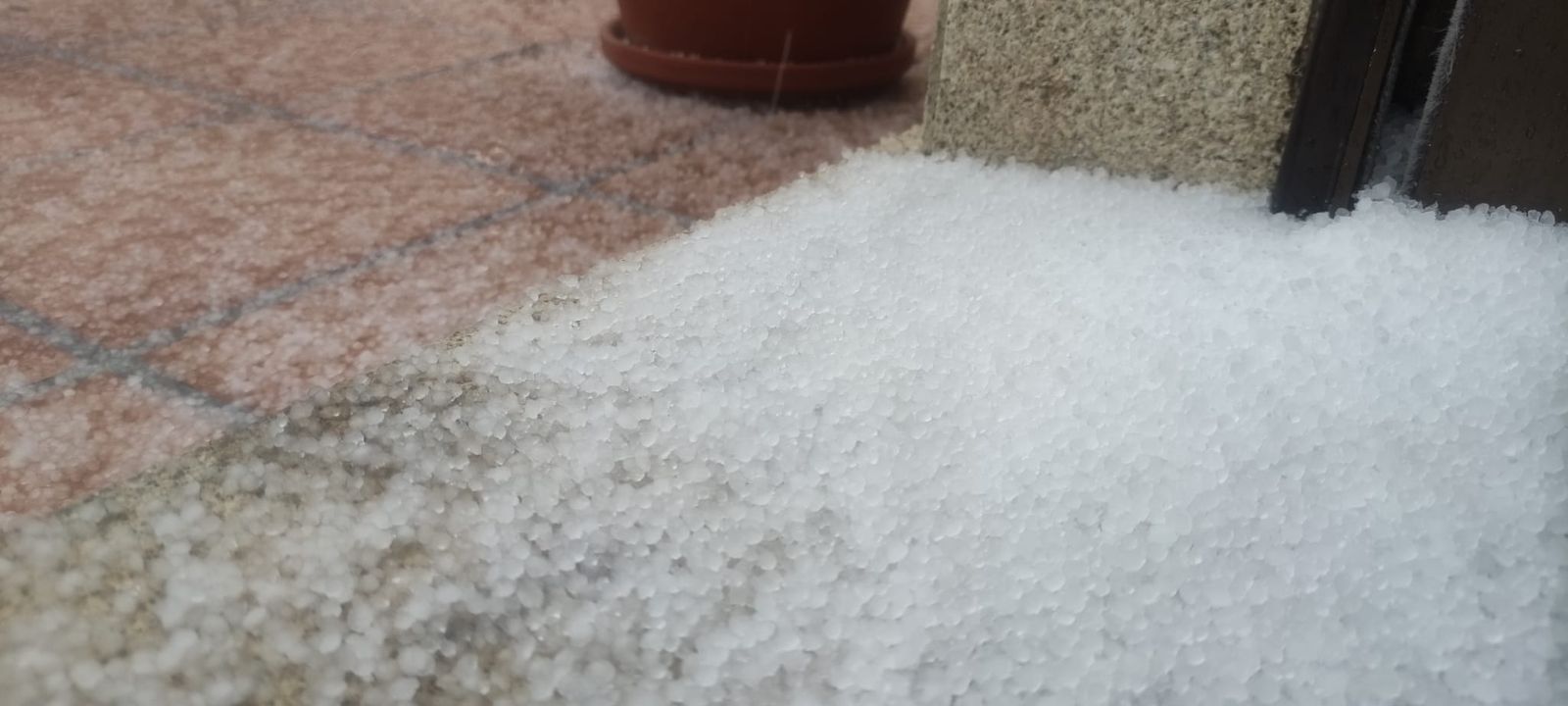 Acumulación de granizo caído en la mañana de este sábado, 27 de noviembre
