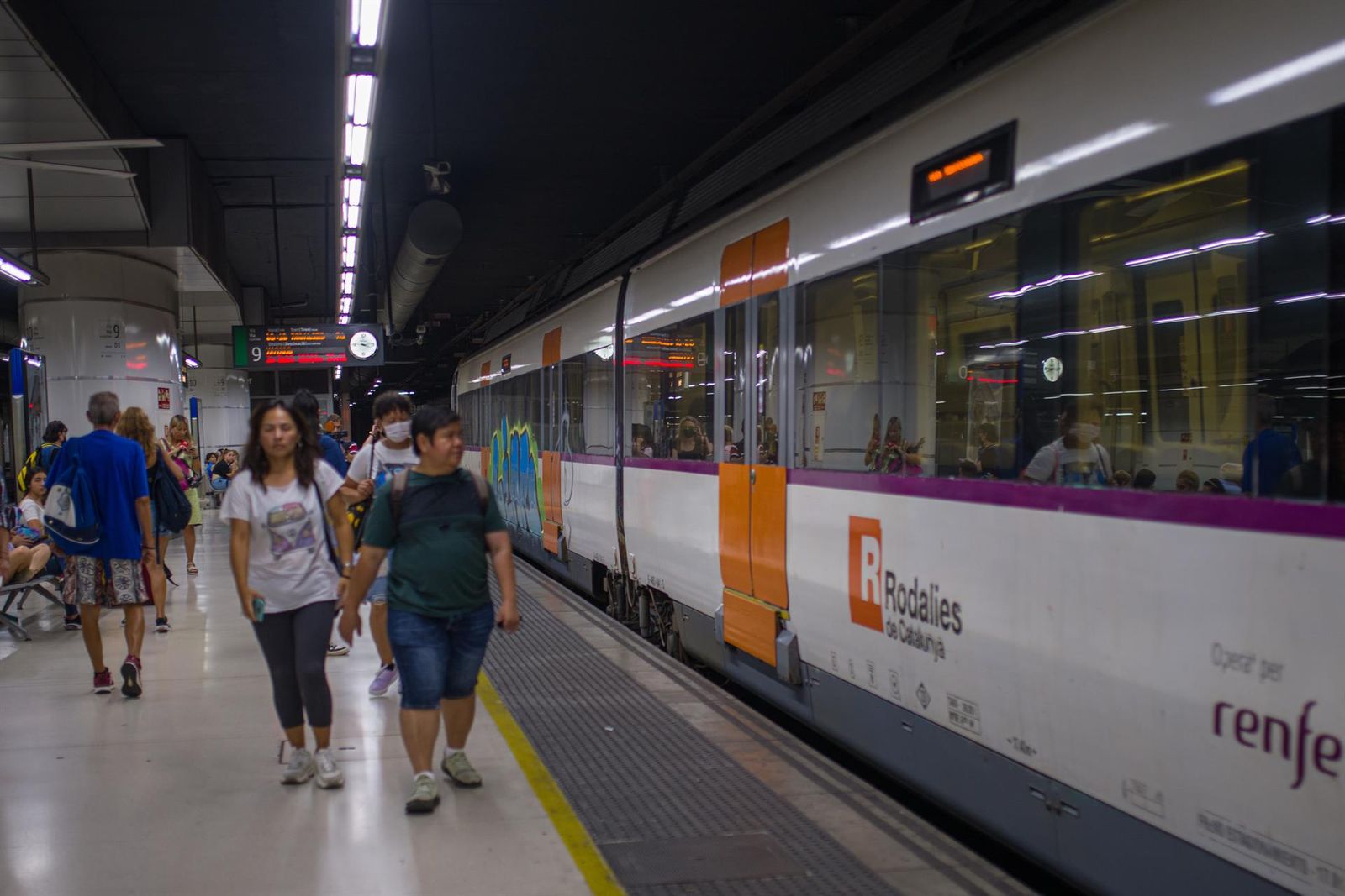 Archivo - Viajeros al lado de un tren en uno de los andenes de la estación de Sants - Lorena Sopêna - Europa Press - Archivo Archivo - Viajeros al lado de un tren en uno de los andenes de la estación de Sants - Lorena Sopêna - Europa Press - Archivo