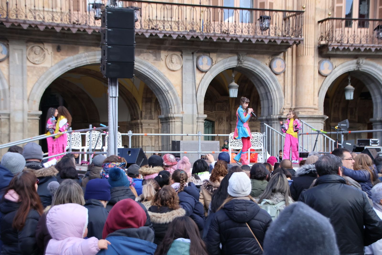El alcalde de Salamanca, Carlos García Carbayo, recibe a sus Majestades los Reyes Magos y Concierto de Chloe DelaRosa en la Plaza Mayor