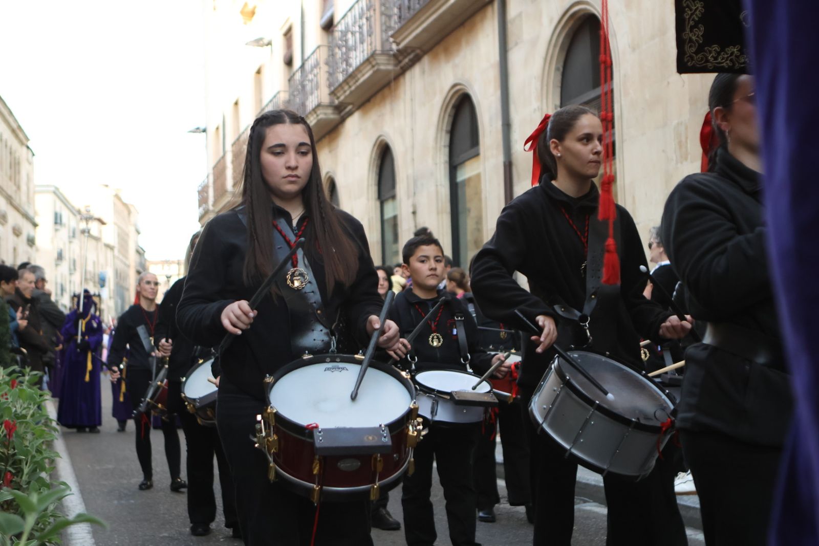 Jesús Rescatado procesiona en Salamanca con su nueva túnica y la atenta mirada de cientos de fieles