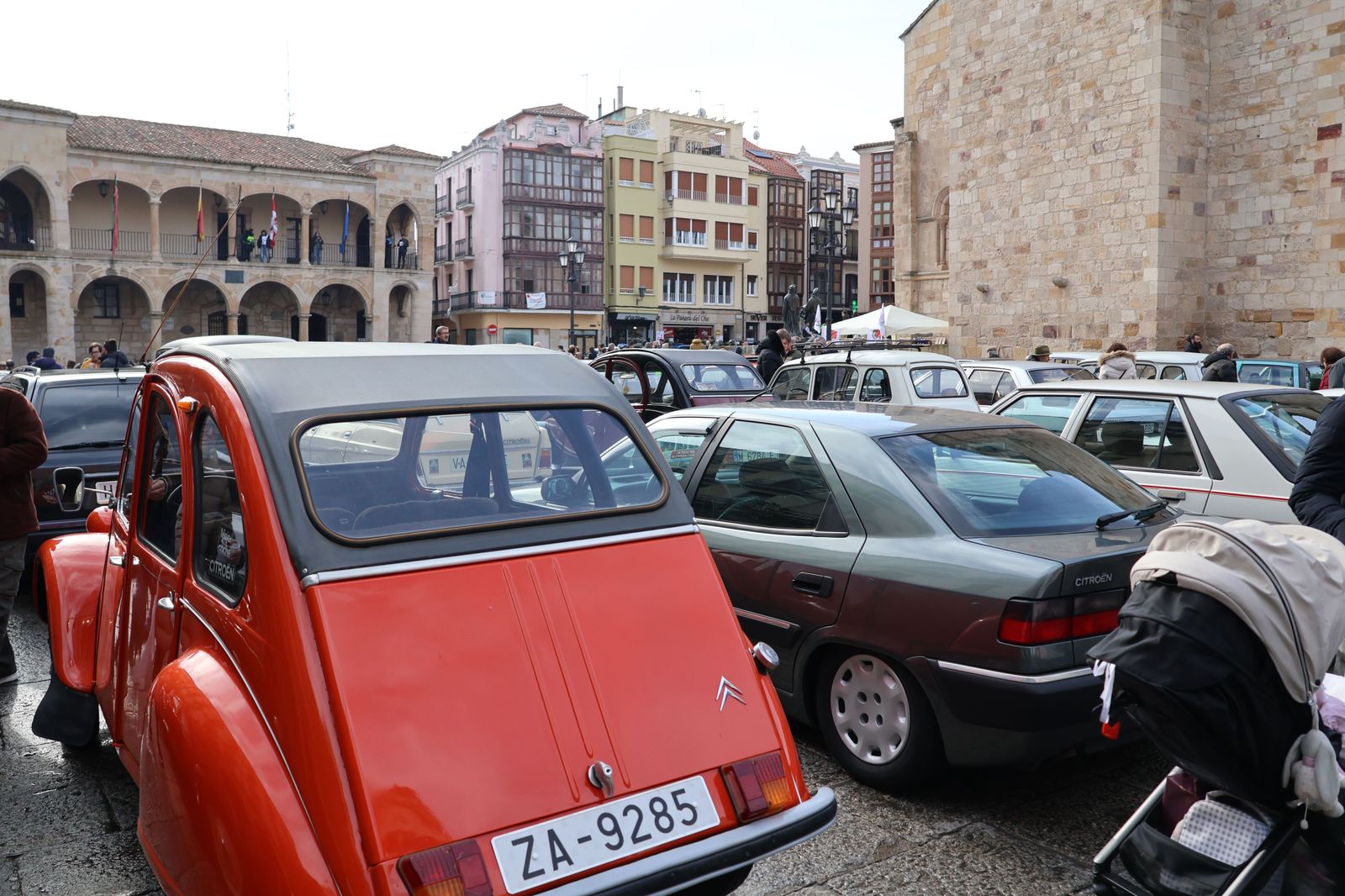 concentracion-de-coches-clasicos-en-la-plaza-mayor-24