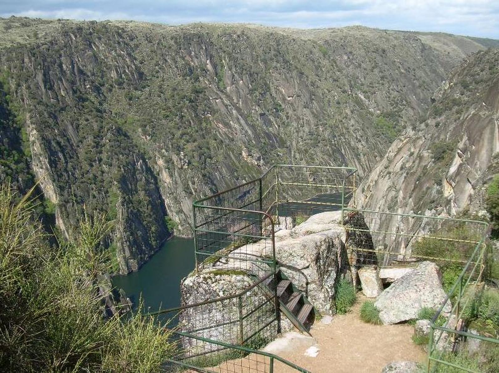 (IV) De ruta por la Senda del Duero occidental: De Masueco a Aldeadávila entre almendros, majuelos, frutales y viñas