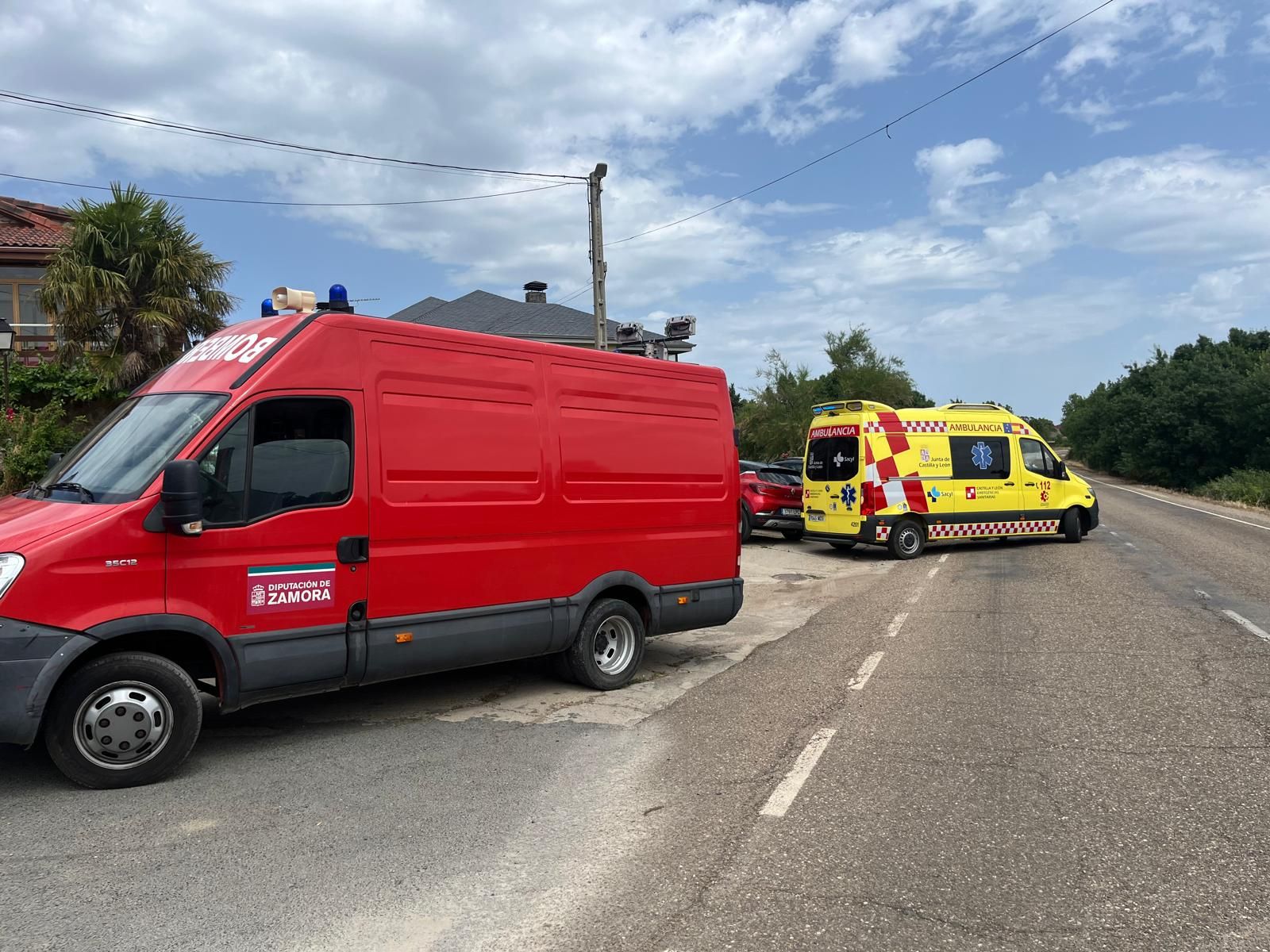 Bomberos y ambulancia en el lugar de los hechos