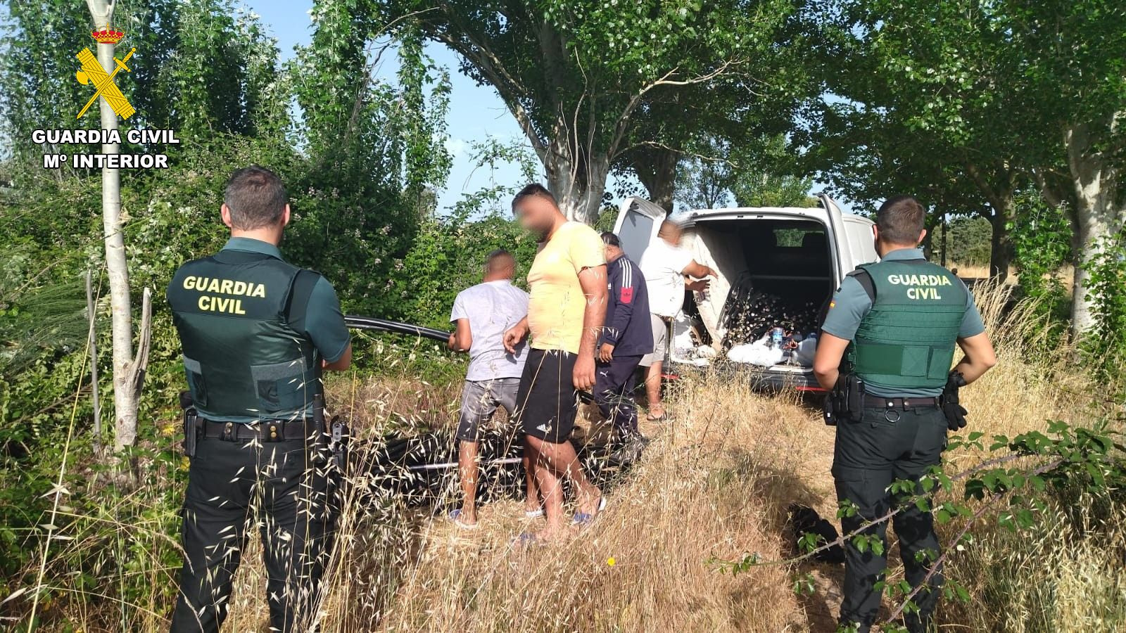 Guardia Civil con los detenidos con el cobre robado