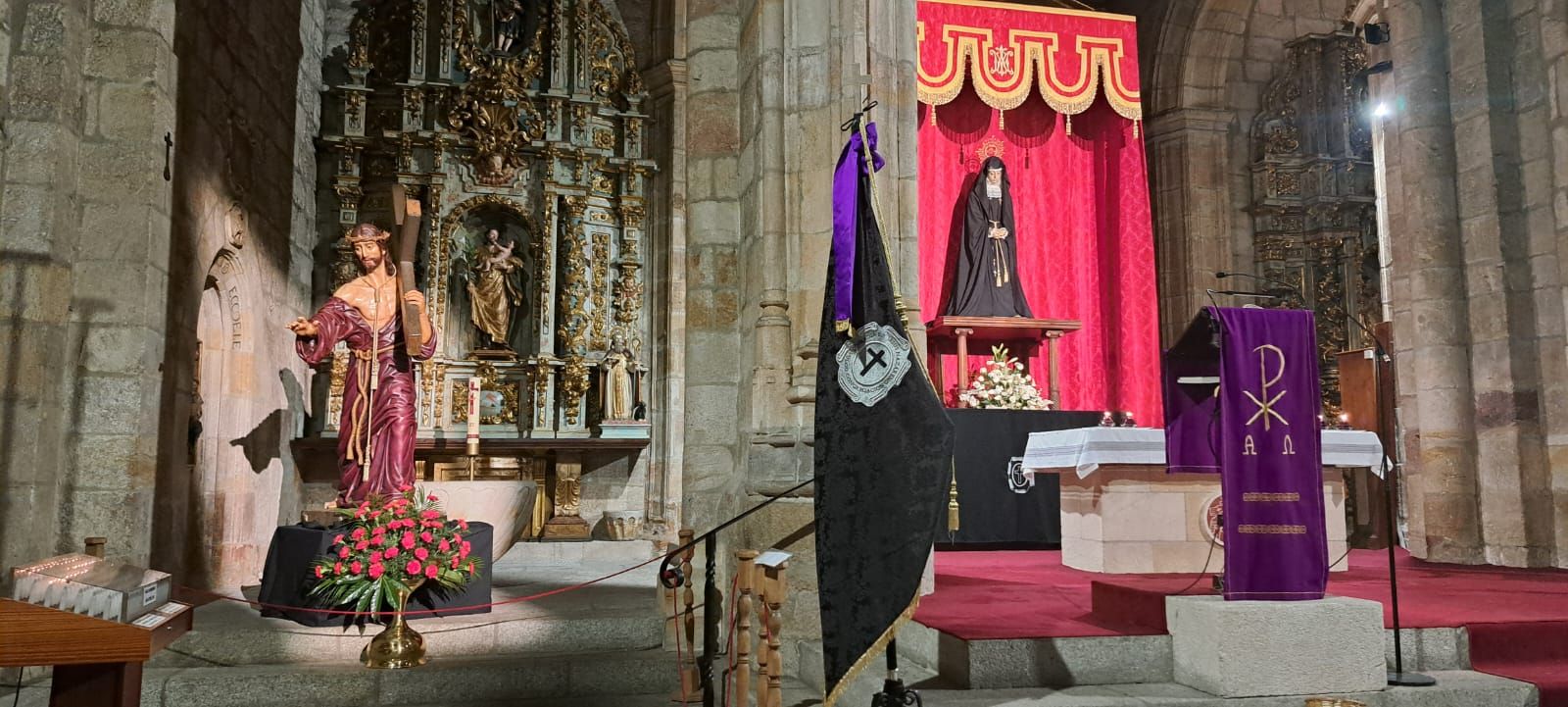 El Nazareno de la Congregación expuesto al culto en el presbiterio de la iglesia de San Juan El Nazareno de la Congregación expuesto al culto en el presbiterio de la iglesia de San Juan