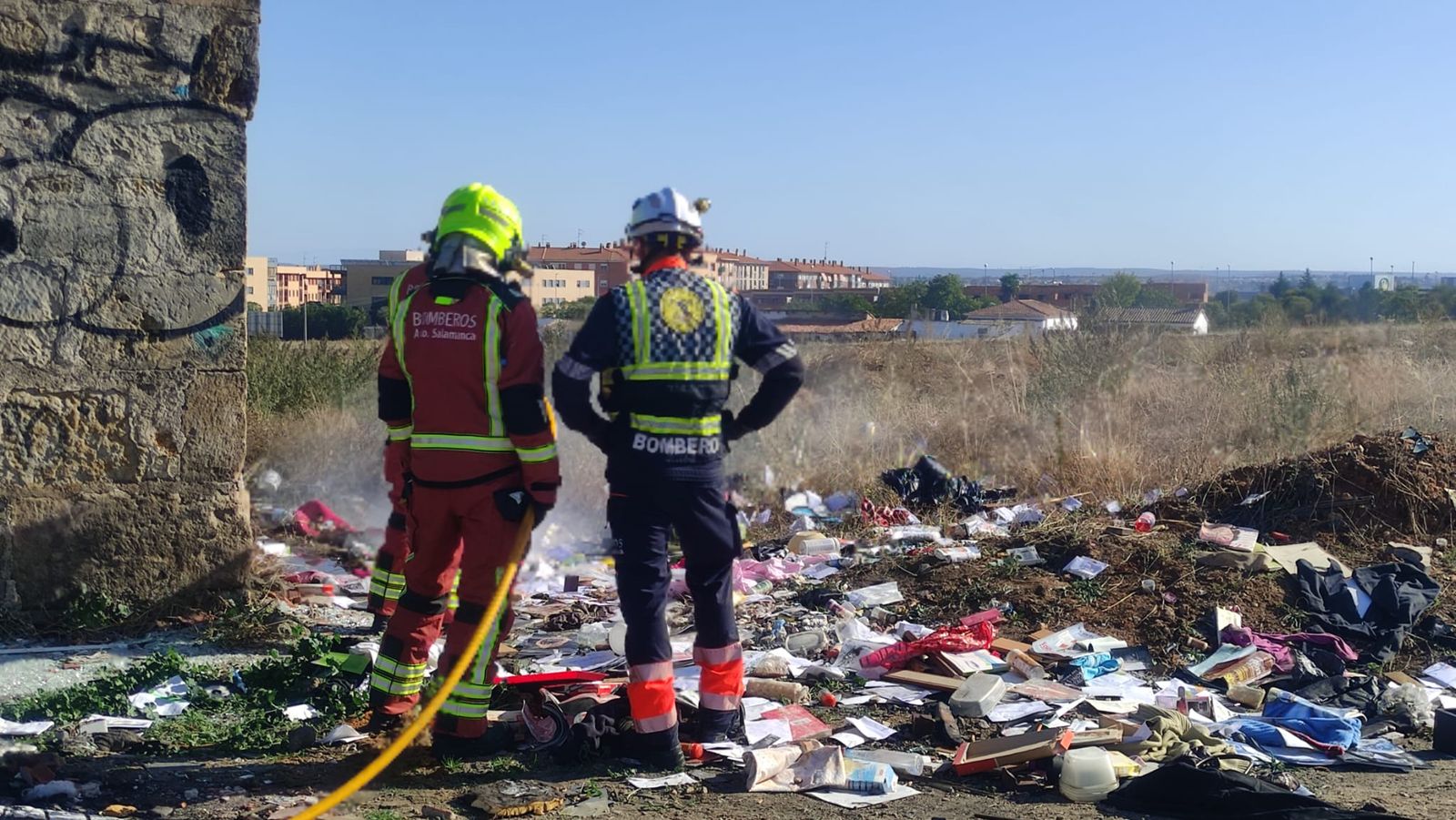 bomberos-en-un-incendio-de-basuras-en-puente-ladrillo-23