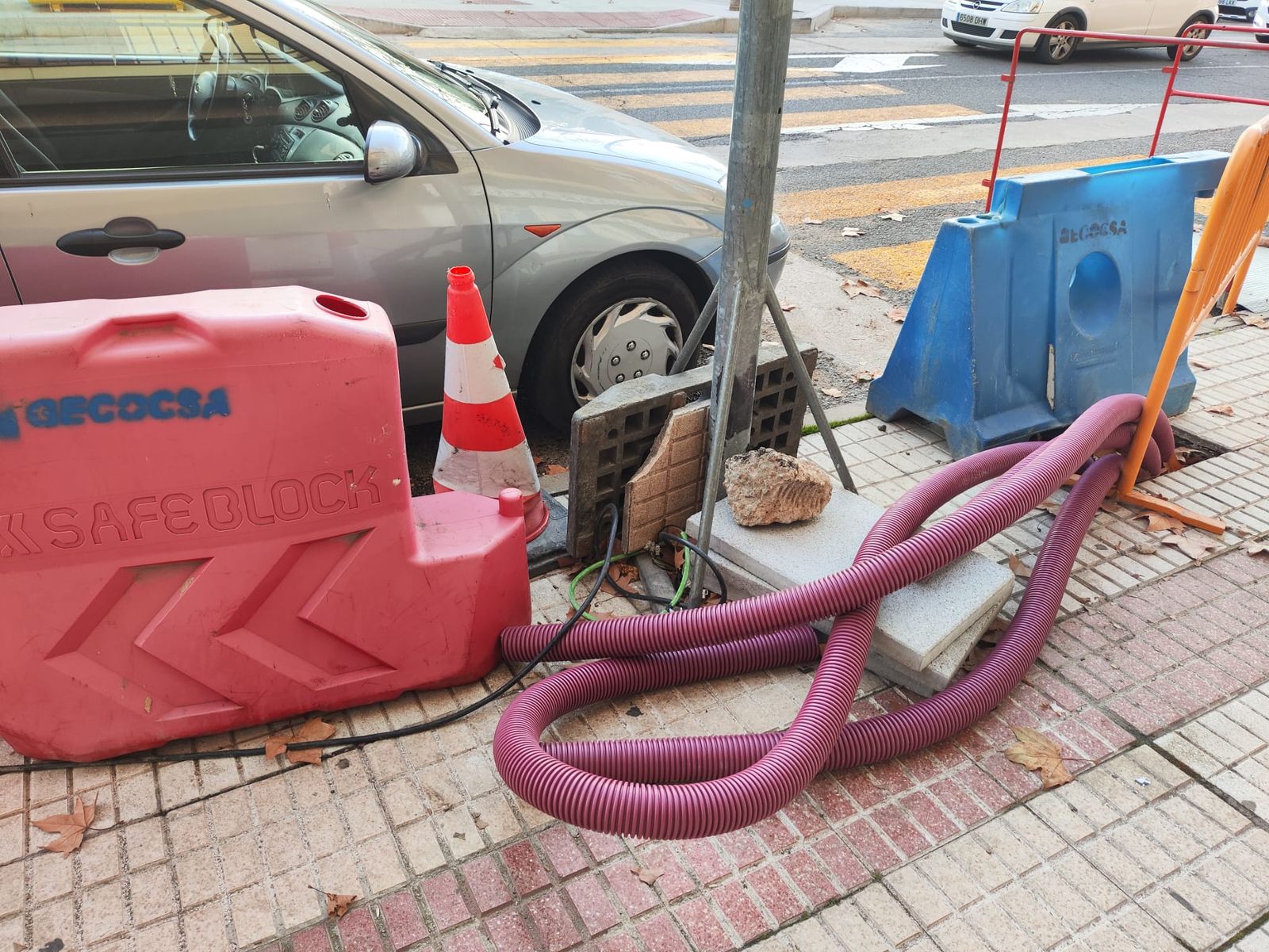 Un semáforo golpea a una mujer tras ser derribado por un turismo en la carretera de Ledesma. Foto Carlos H (1)