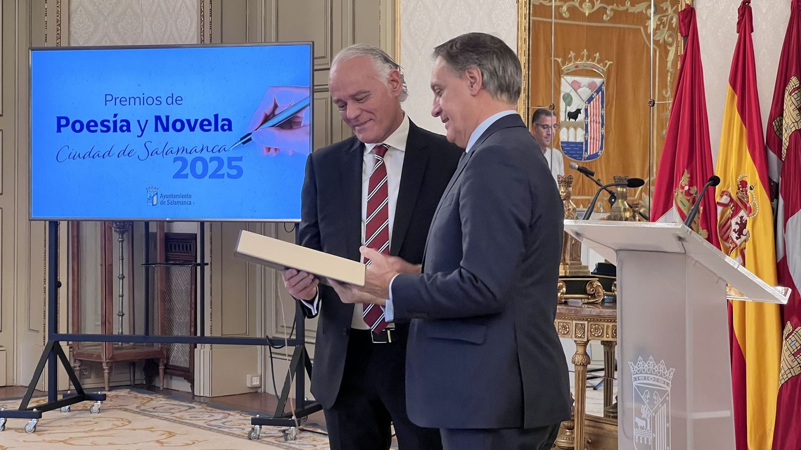 José Antonio López Nevot recibe el premio de manos del alcalde