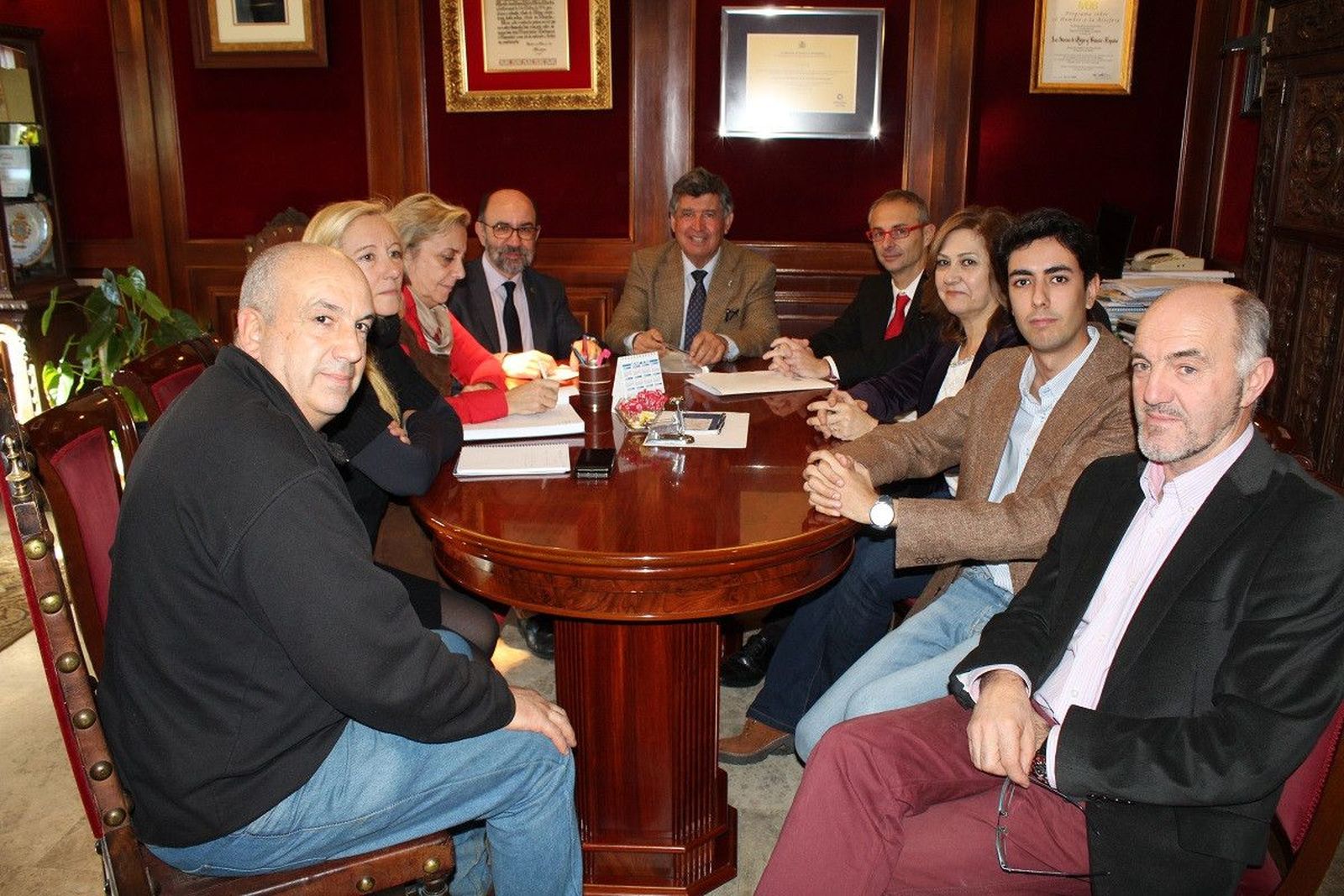 Fotografía. reunión visita rector