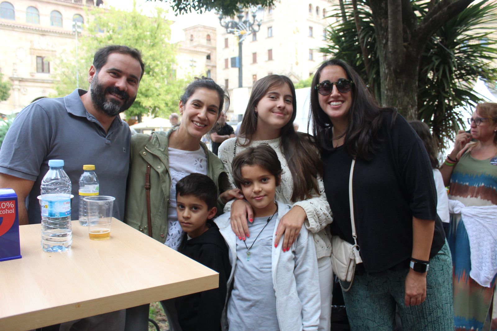 Ambiente en la Feria de Día en el mediodía de este domingo