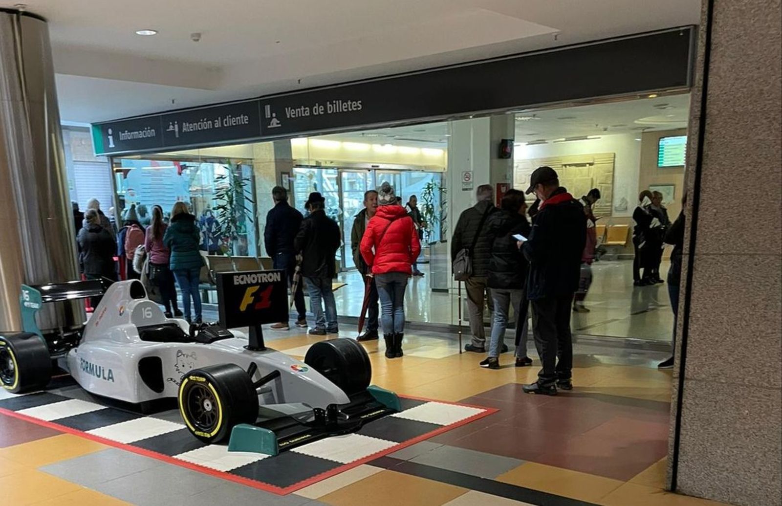 Grandes colas en Vialia para adquirir el abono de Renfe