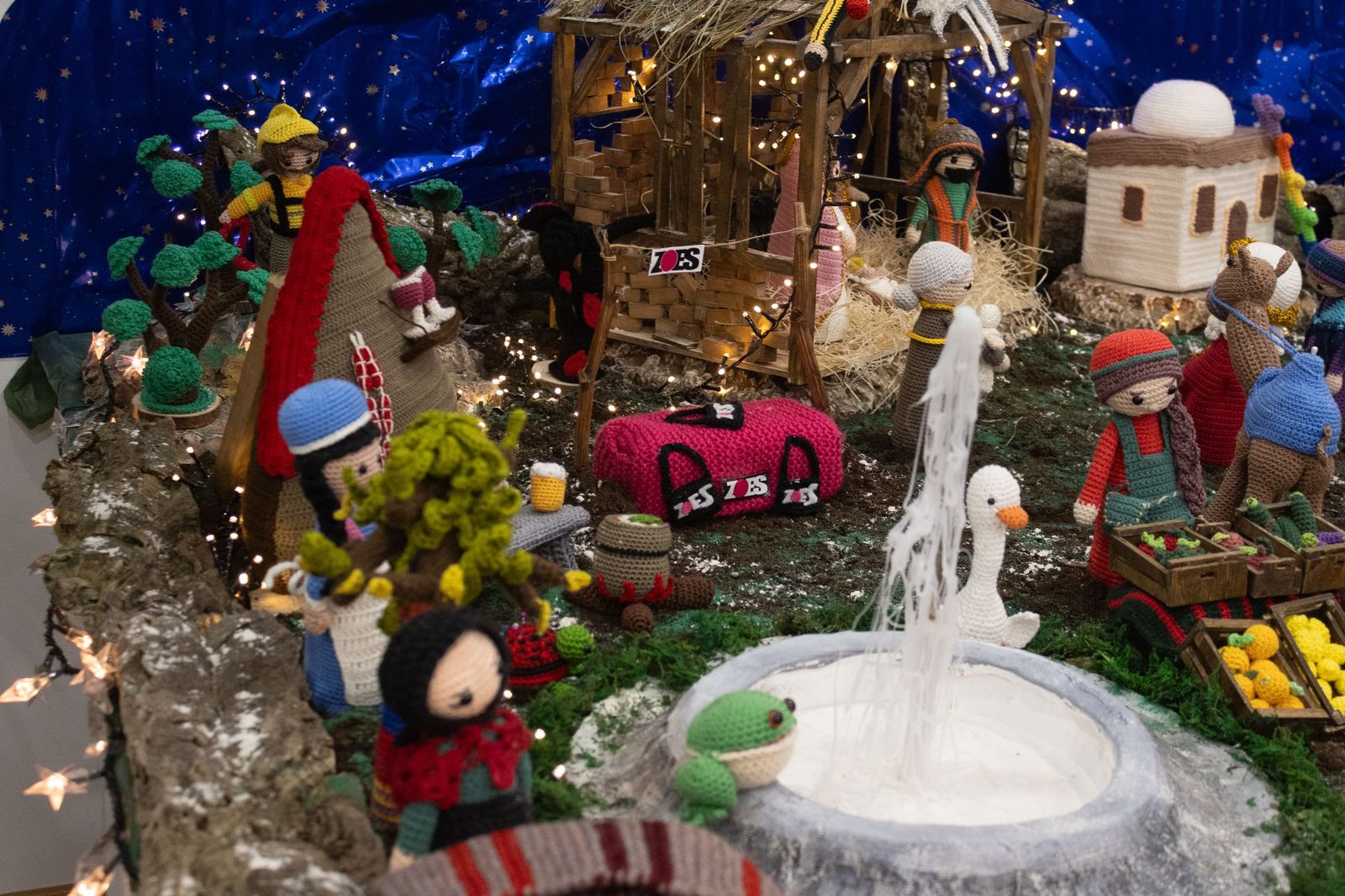 La Navidad también se teje en Salamanca con el belén de ganchillo de ZOES