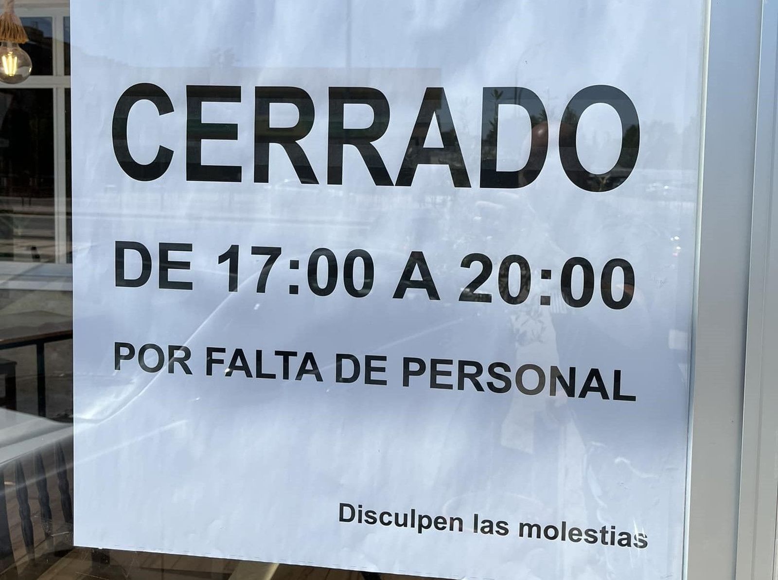 Cartel de cerrado por falta de personal colocado en el restaurante Cartel de cerrado por falta de personal colocado en el restaurante