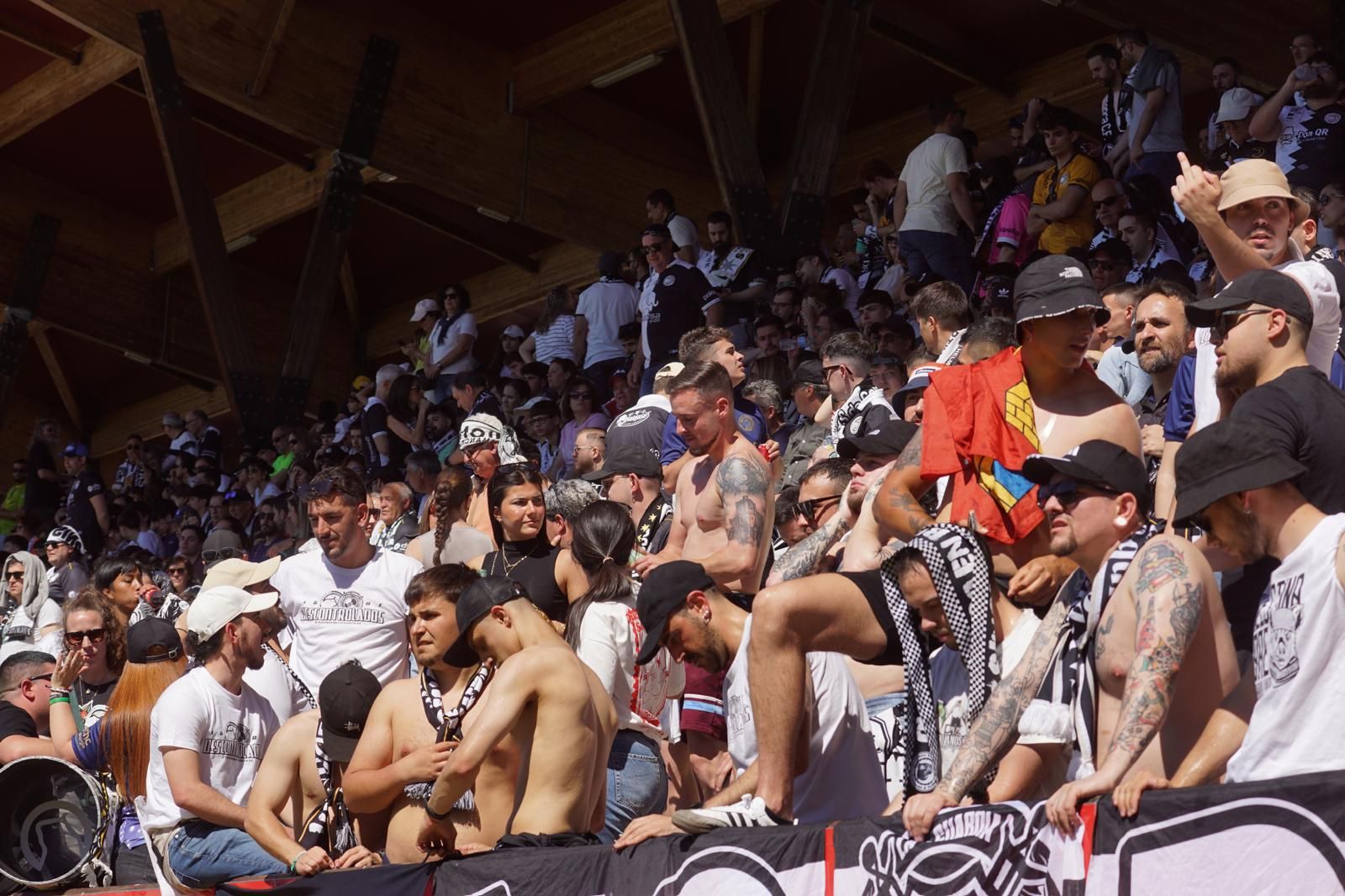 Gran ambiente en la grada para ver el partido entre Zamora - Unionistas en el Estadio Ruta de la Plata