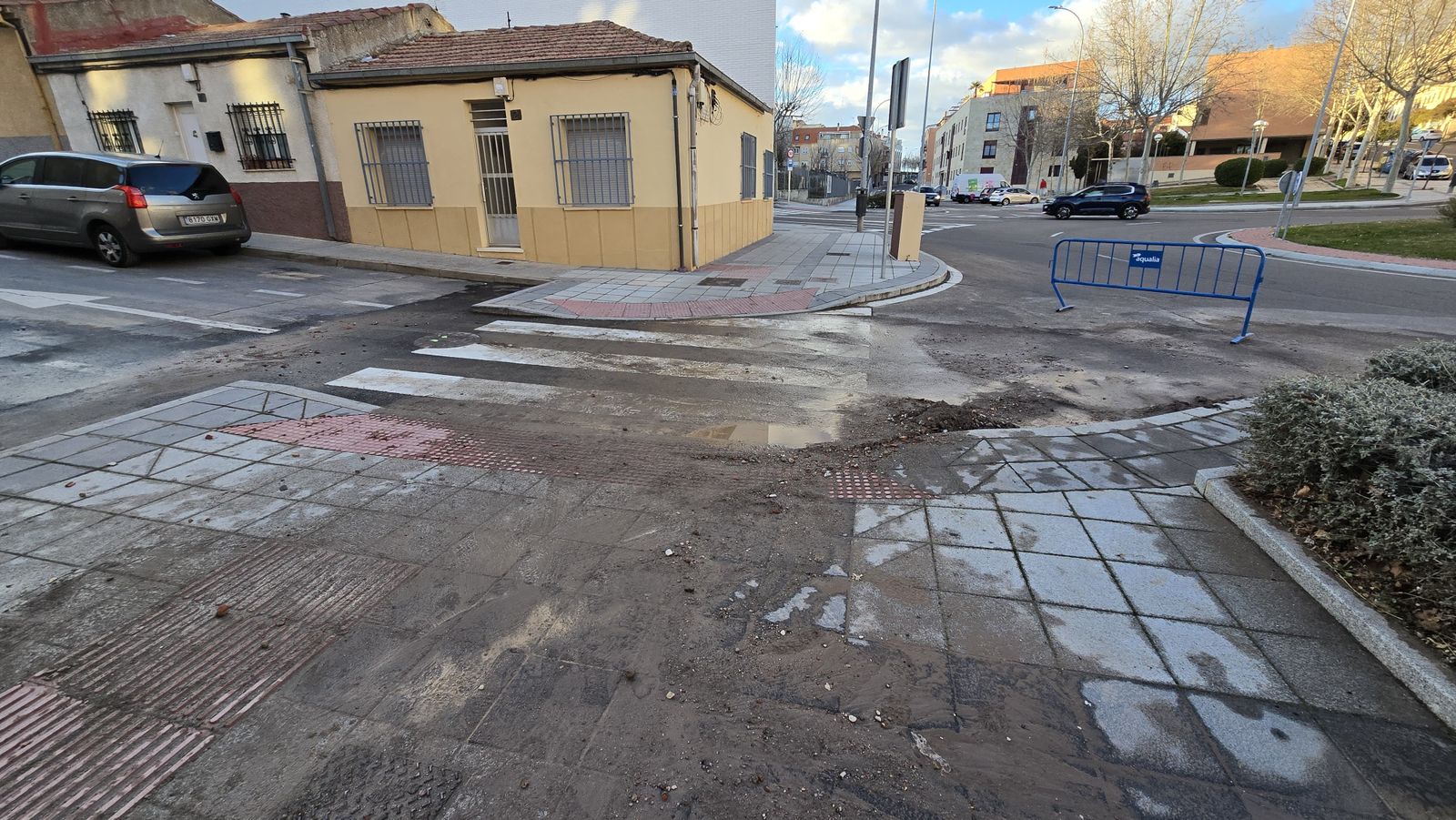 Nueva rotura de una tubería en la calle Río Sil, martes, 25 de febrero. Foto Andrea M. Nueva rotura de una tubería en la calle Río Sil, martes, 25 de febrero. Foto Andrea M.