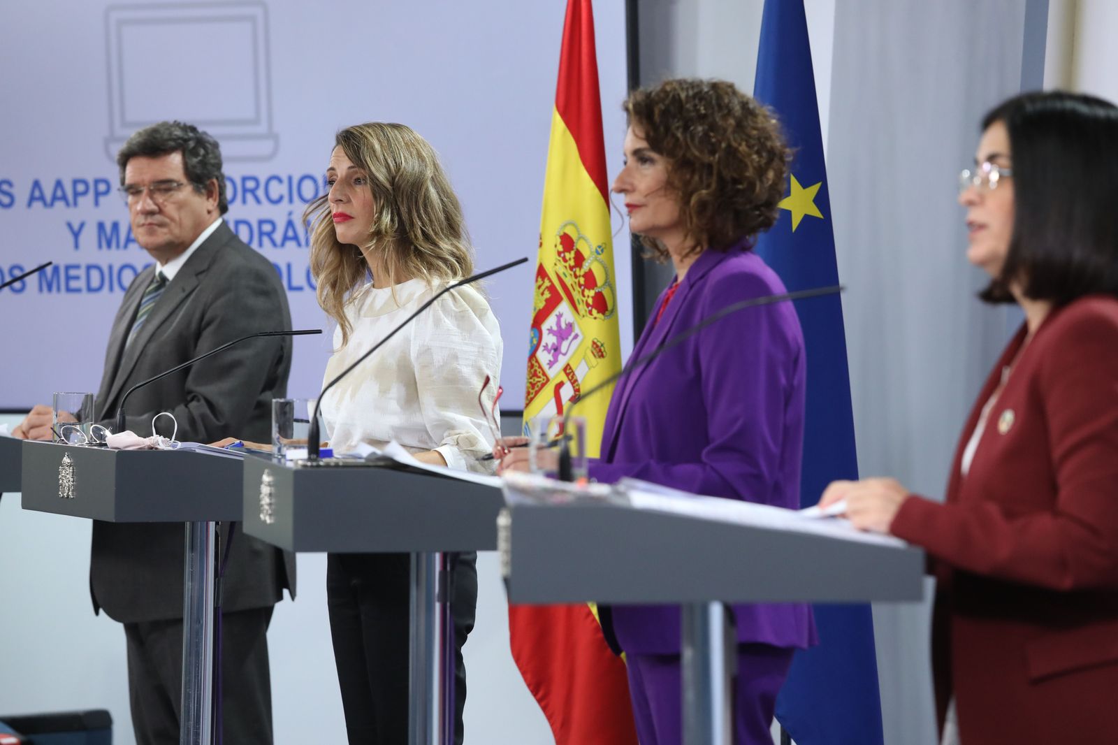(I-D) El ministro de Seguridad Social y Migraciones, José Luis Escrivá, la ministra Trabajo y Economía Social, Yolanda Díaz, la ministra portavoz y de Hacienda, María Jesús Montero y la ministra