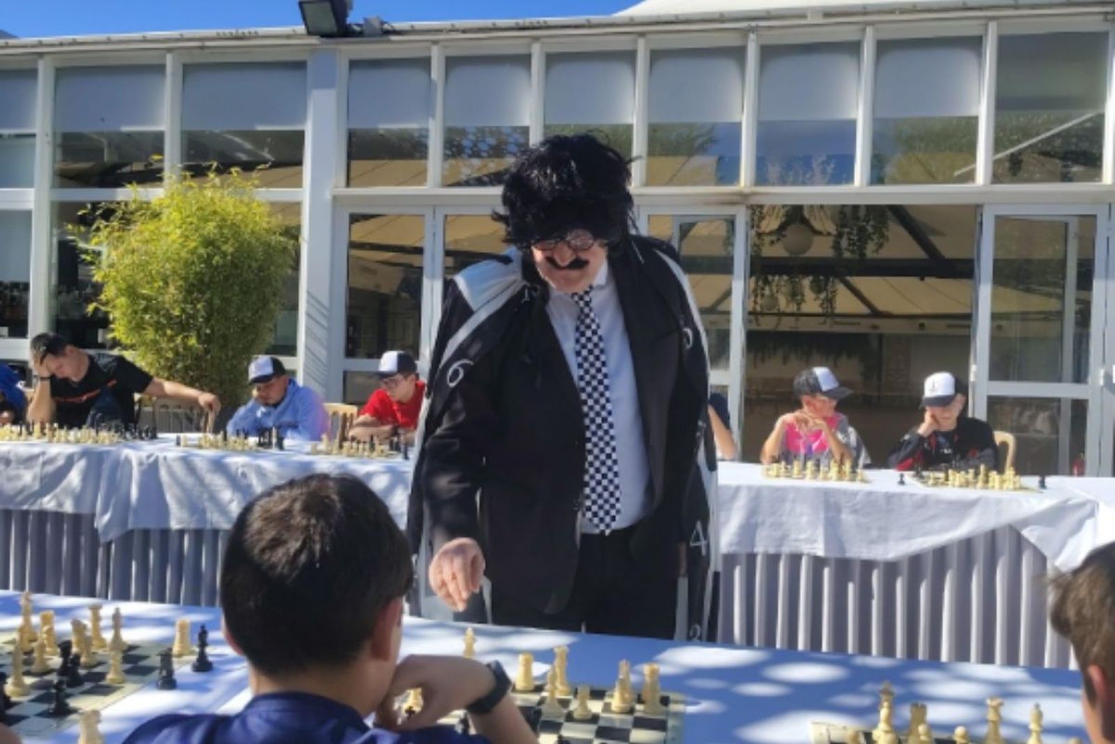 Un misterioso y divertido personaje protagoniza una jornada de ajedrez especial en los Jardines del Rey Don Sancho