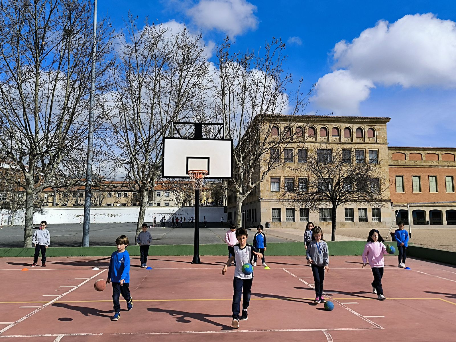 educacion-fisica-en-el-patio