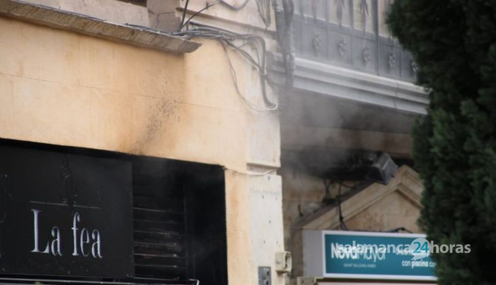 Bomberos y Policía Local actuando por salida de humo de un restaurante en la plaza del Mercado. Fotos S24H (2)