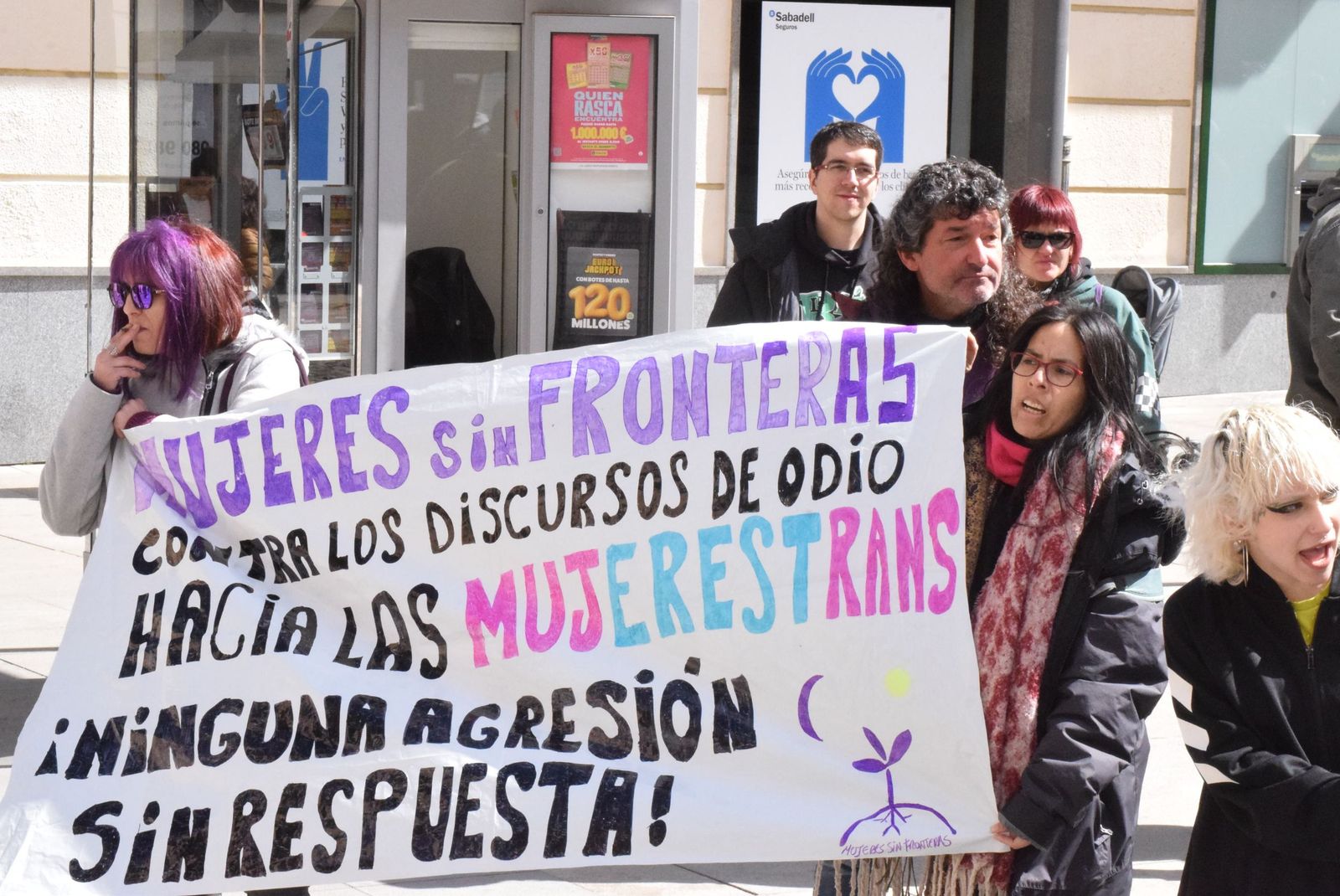 GALERÍA | La concentración en apoyo a Miss Trans Zamora tras su agresión, en imágenes