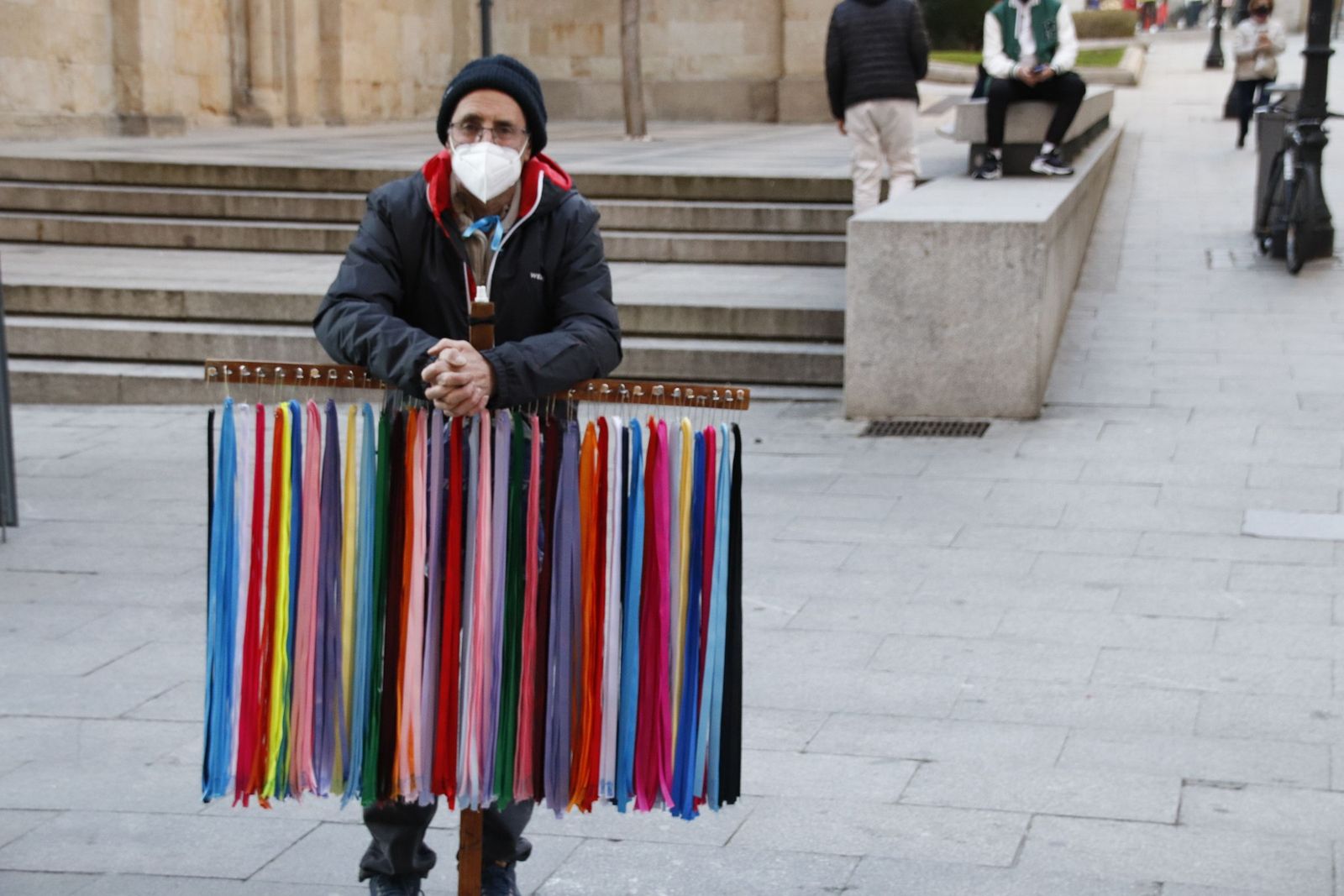 Vicente vendiendo las gargantillas de San Blas