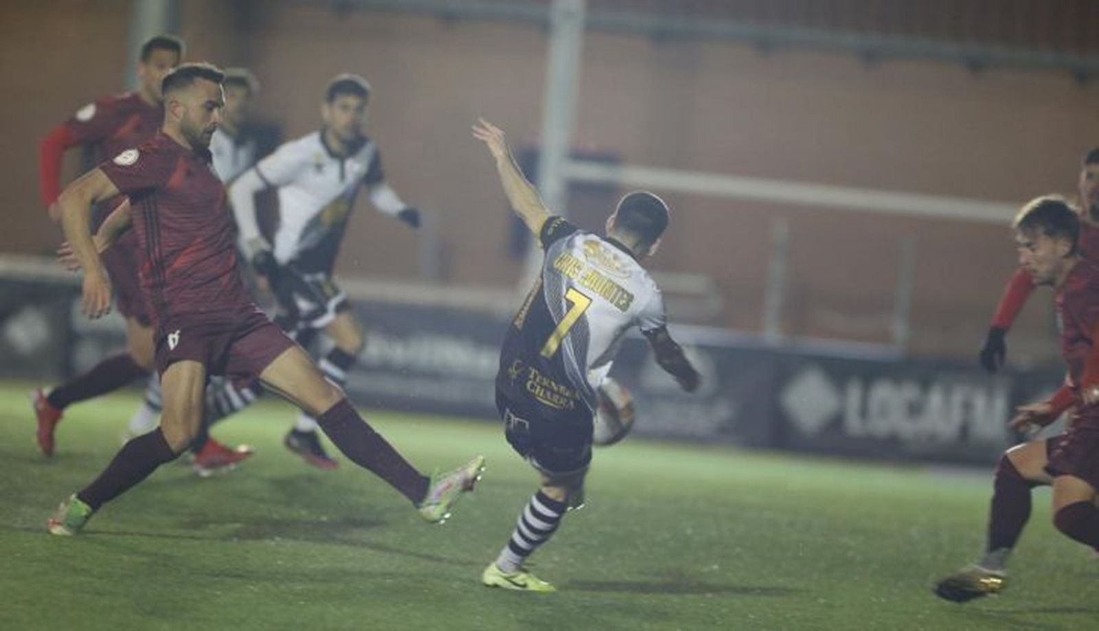 Montes dispara para hacer el 2-0 ante el DUX Internacional en el Reina Sofía | FOTO SALAMANCA24HORAS.COM