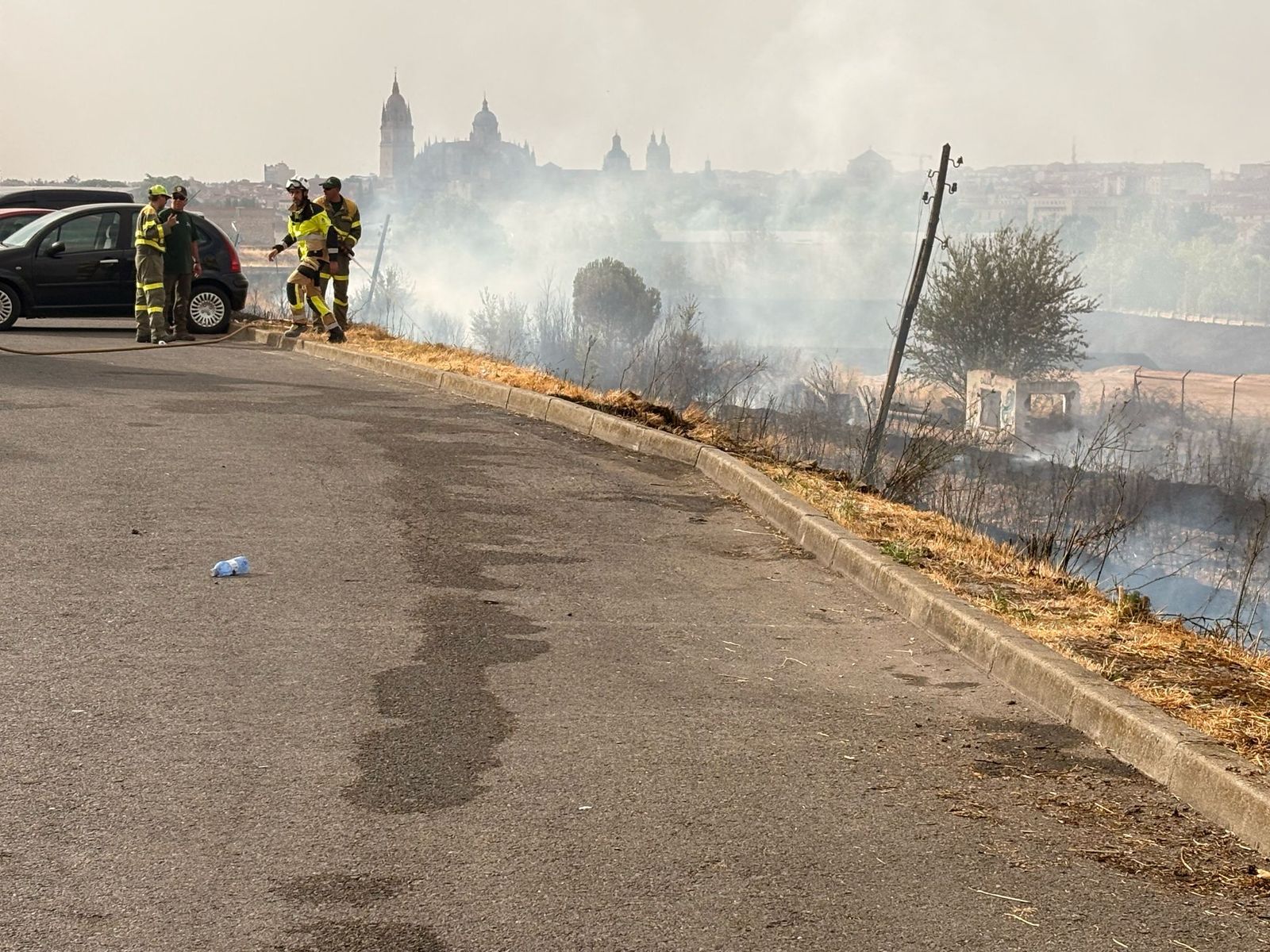 Los bomberos sofocan un gran incendio en el Polígono Industrial de Los Montalvos