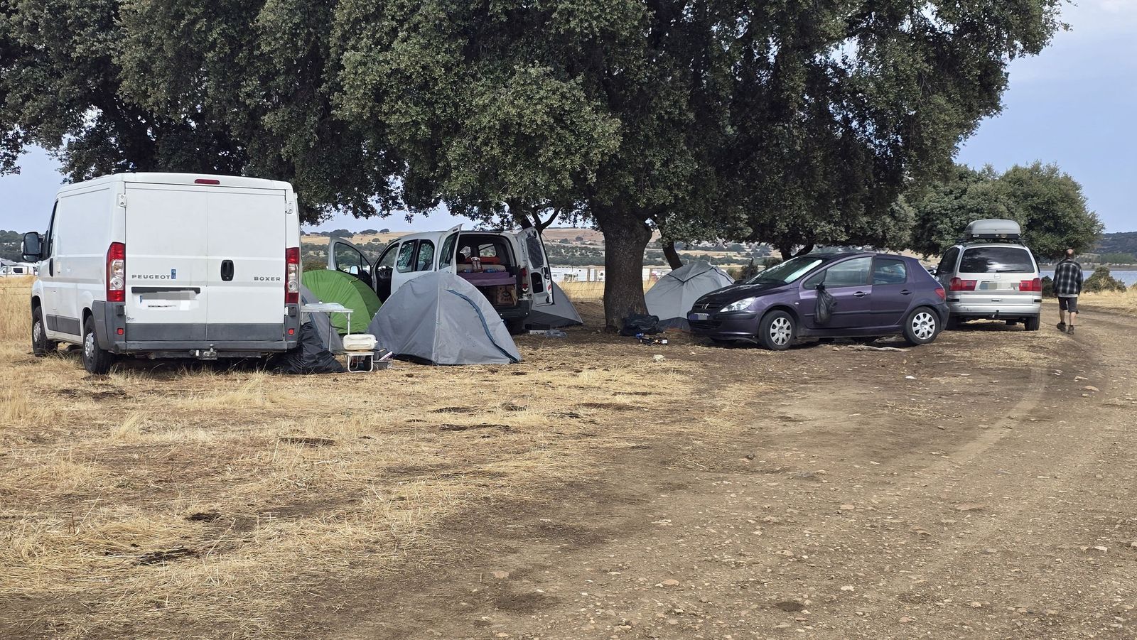 Últimas personas en abandonar la rave junto al embalse de Santa Teresa