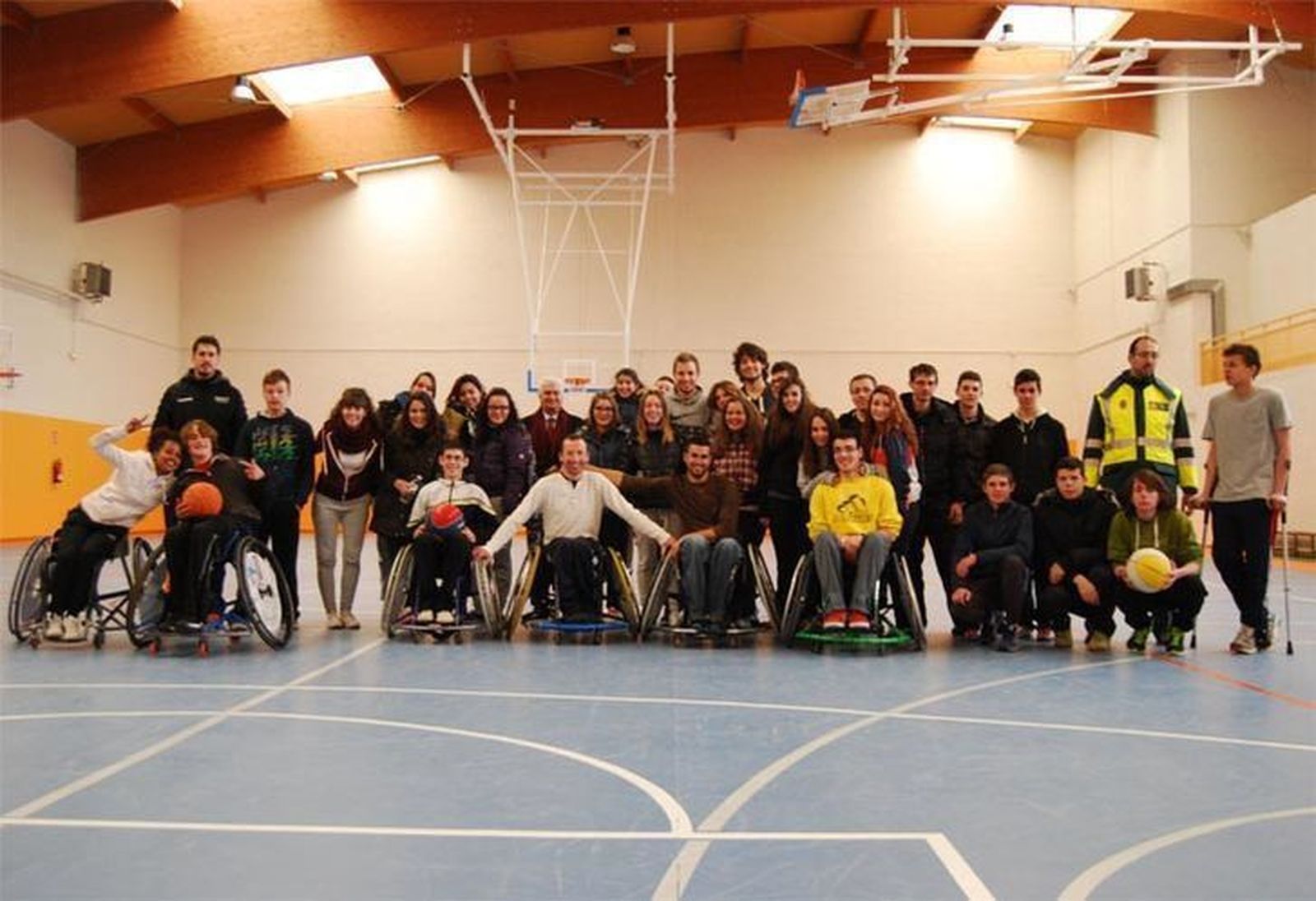 El programa de educación vial promovido por la Subdelegación sigue recorriendo centros sociales y educativos