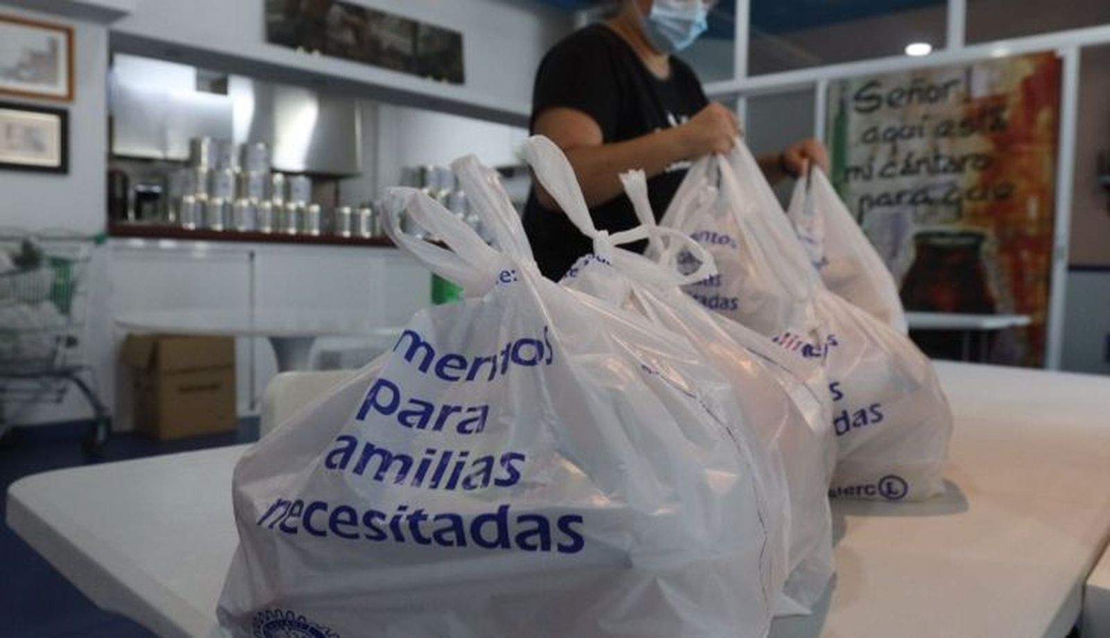 Preparando el reparto en el Comedor de los Pobres de Salamanca