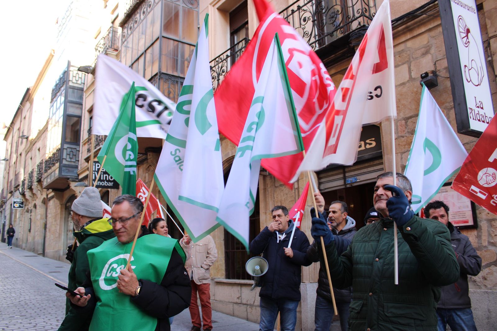 Los sindicatos se movilizan por tercera semana consecutiva para exigir un "salario digno" frente a la Diputación