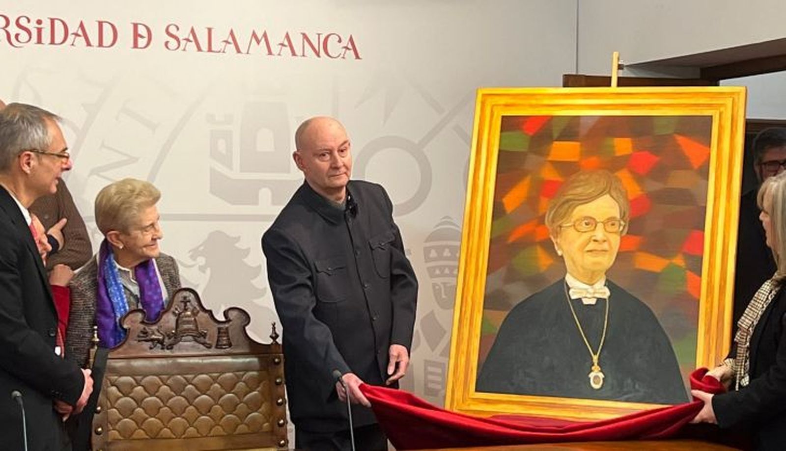 El cuadro de la rectora Gómez Molleda ya se encuentra en la galería de retratos del Rectorado de la USAL