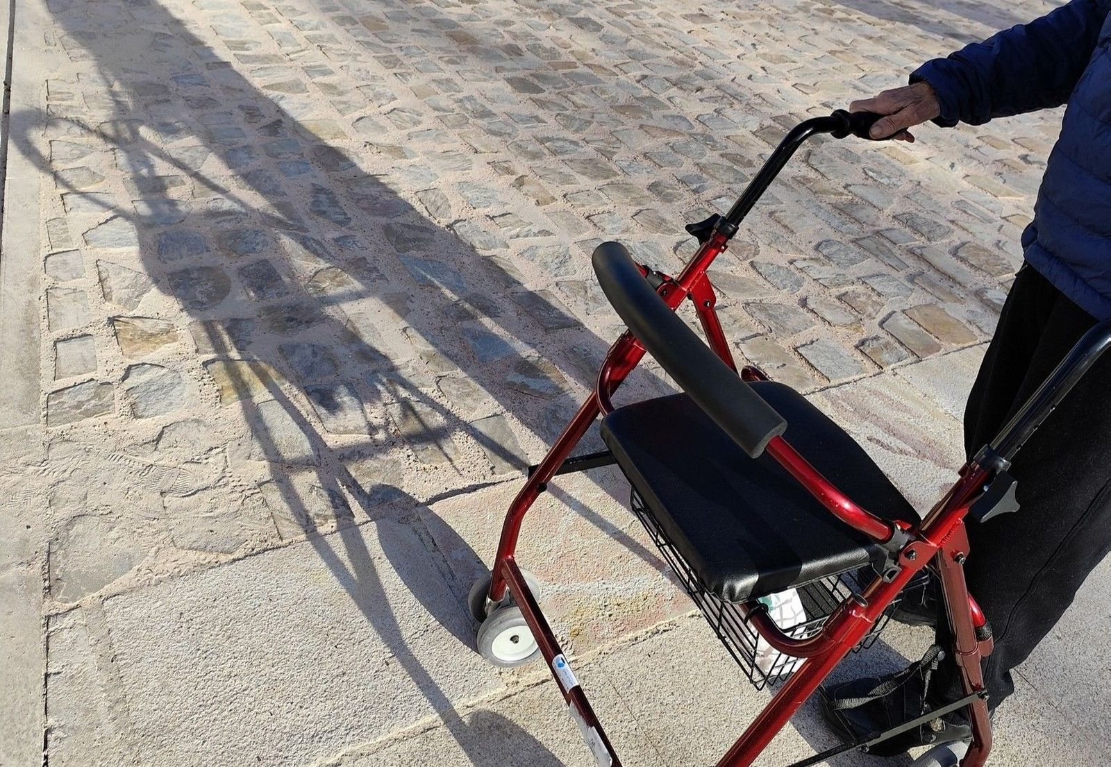 Alertan sobre la peligrosidad del acceso al Puente de Piedra para personas con movilidad reducida