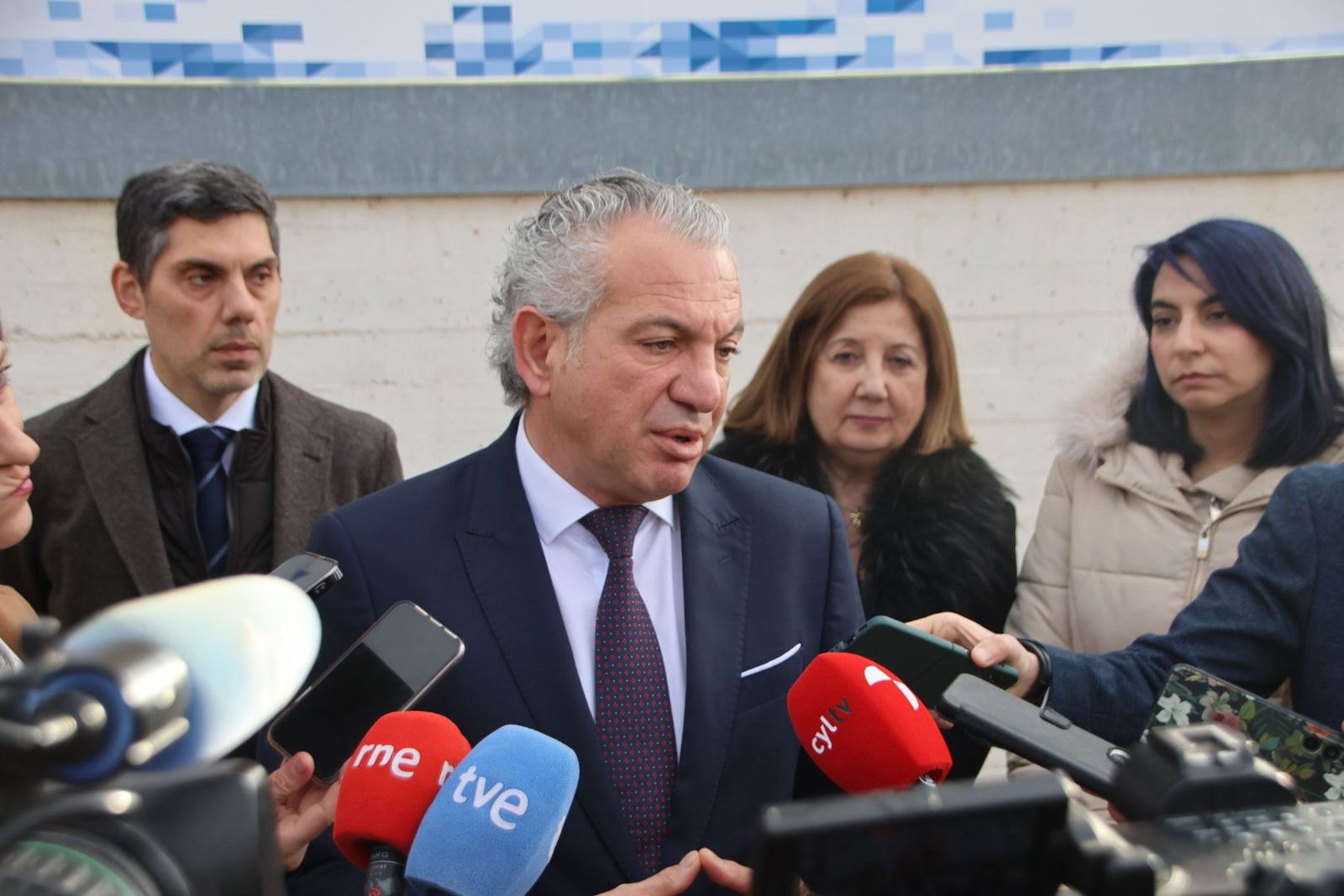 Nicanor Sen visita el Centro de Láseres Pulsados Ultraintensos de Salamanca