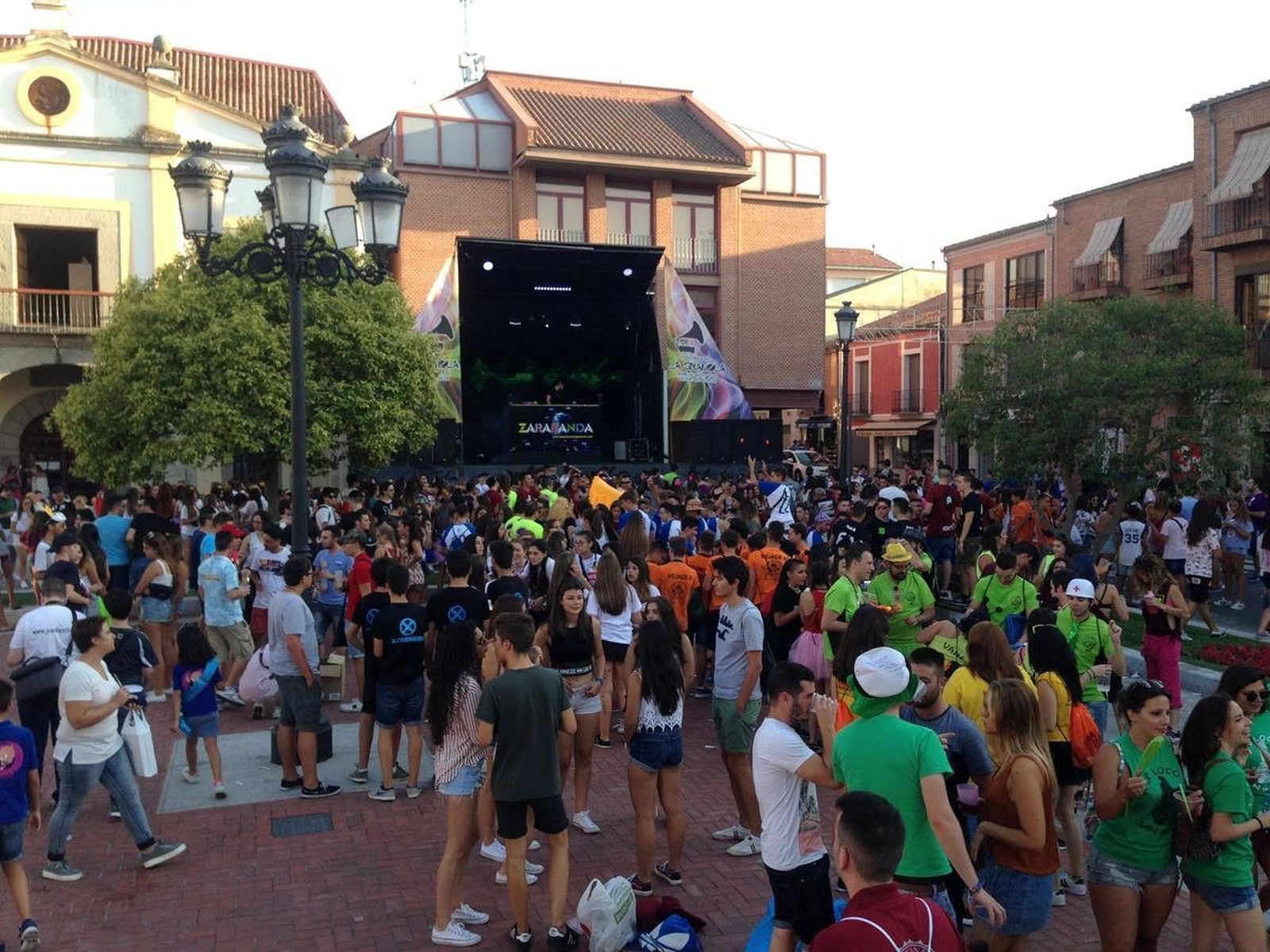 Las peñas dan el pistoletazo de salida a las Ferias y Fiestas con mucho ritmo