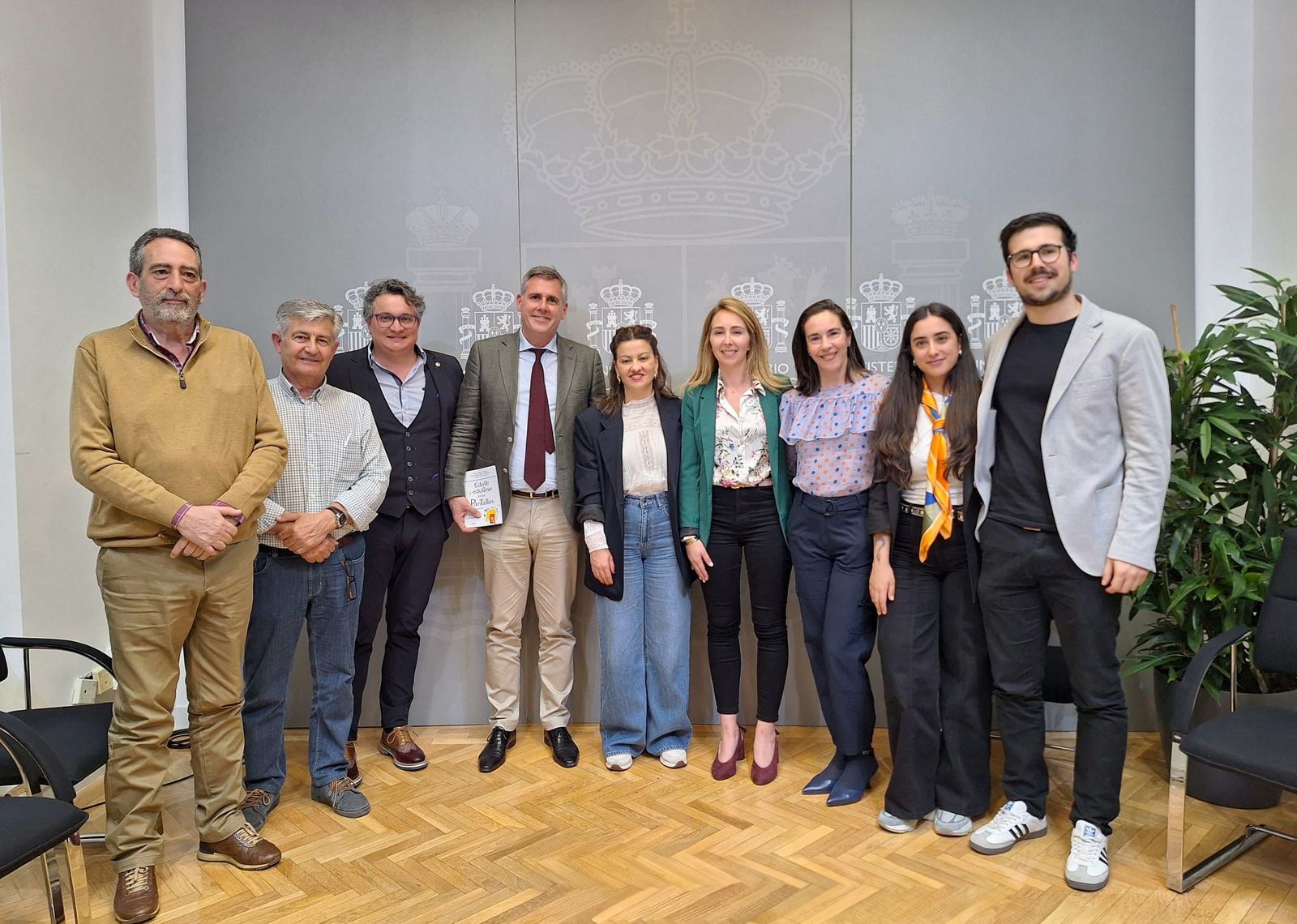 El Grupo de Investigación GIPEP de la USAL presenta en el Ministerio de Juventud e Infancia un libro sobre las pantallas y el entorno educativo