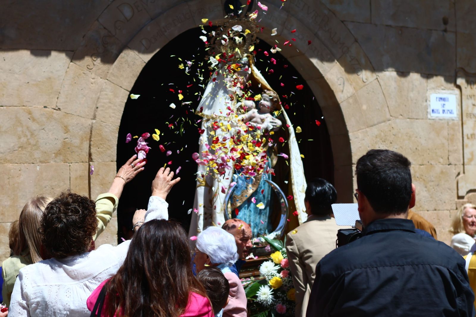 La devoción llena Villamayor en la salida procesional de Nuestra Señora de los Remedios