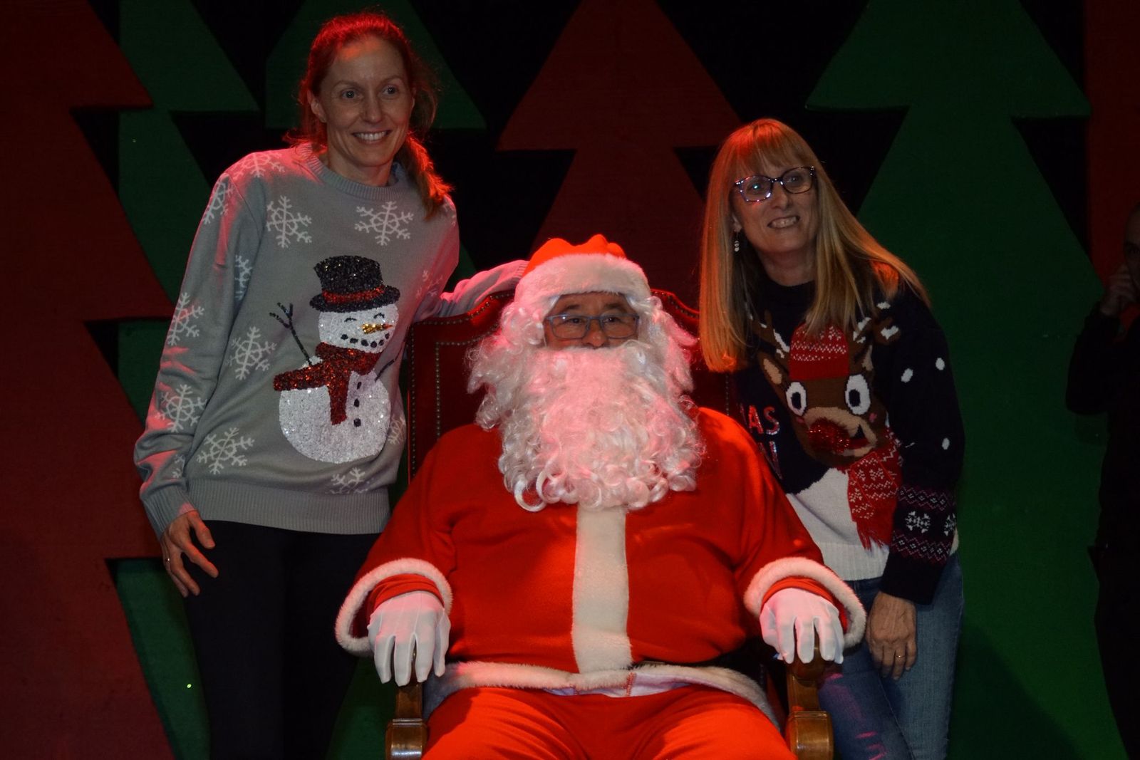 Papá Noel recorre las calles de Alba de Tormes y entrega regalos a los niños
