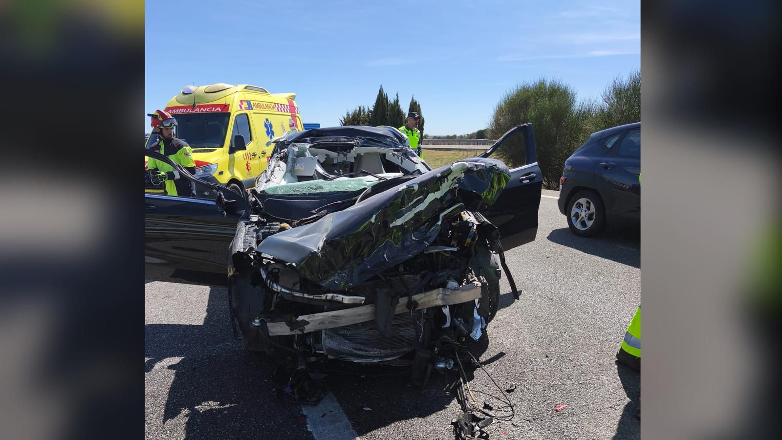 Estado de uno de los vehículos tras el accidente de este lunes en la A-6