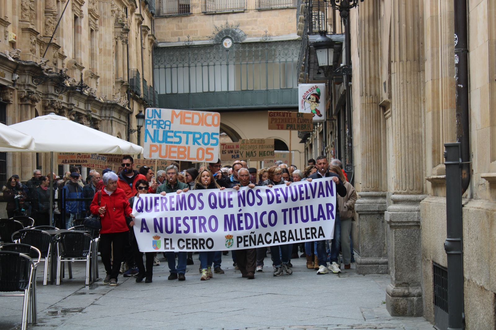 GALERÍA | Los vecinos de El Cerro se movilizan para exigir el regreso del médico por el centro de Salamanca