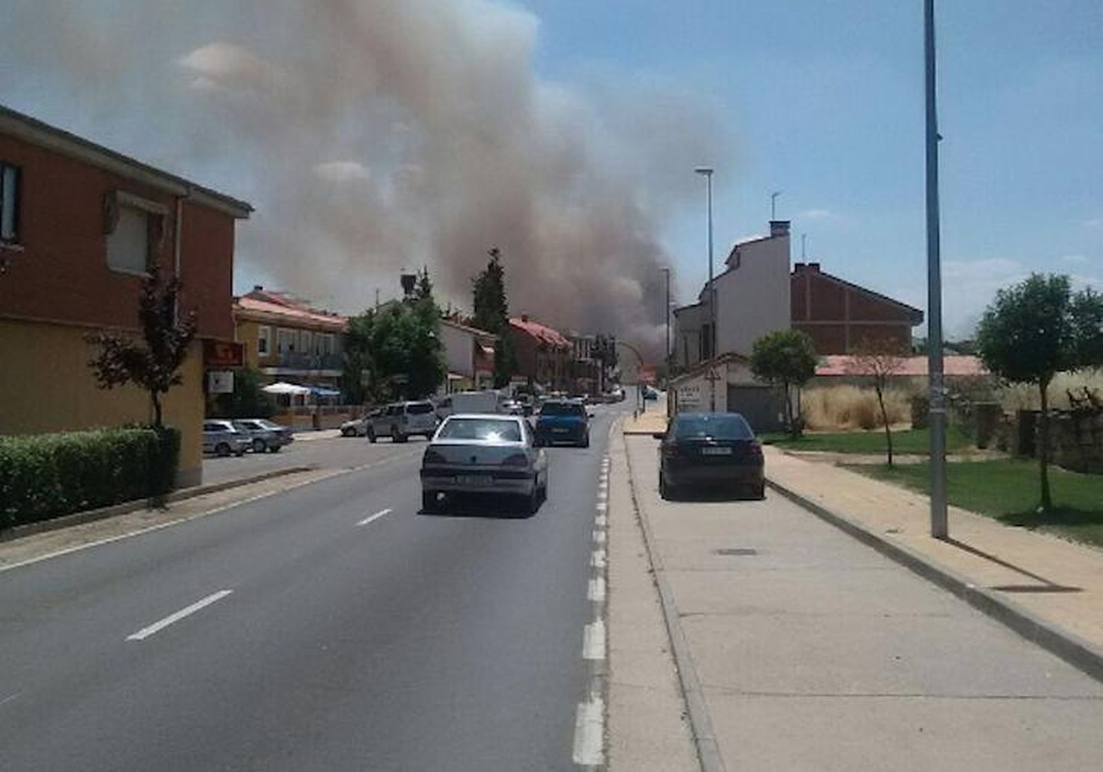 Un gran incendio junto a Aldeatejada moviliza a vecinos y bomberos