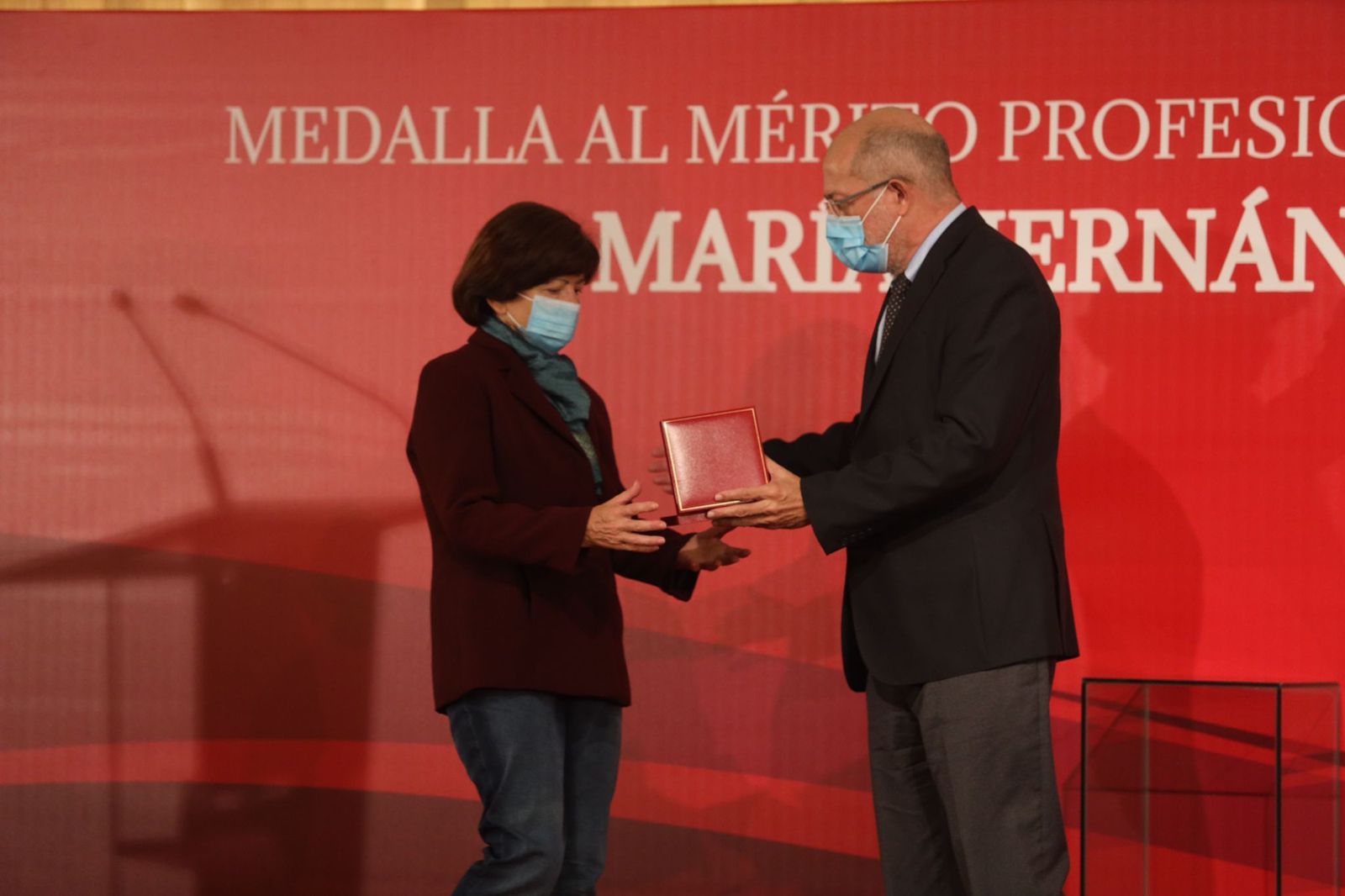 entrega-de-la-medalla-al-merito-profesional-a-la-cooperante-maria-hernandez-matas-2