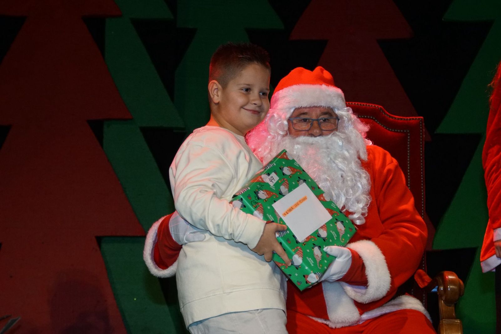 Papá Noel recorre las calles de Alba de Tormes y entrega regalos a los niños