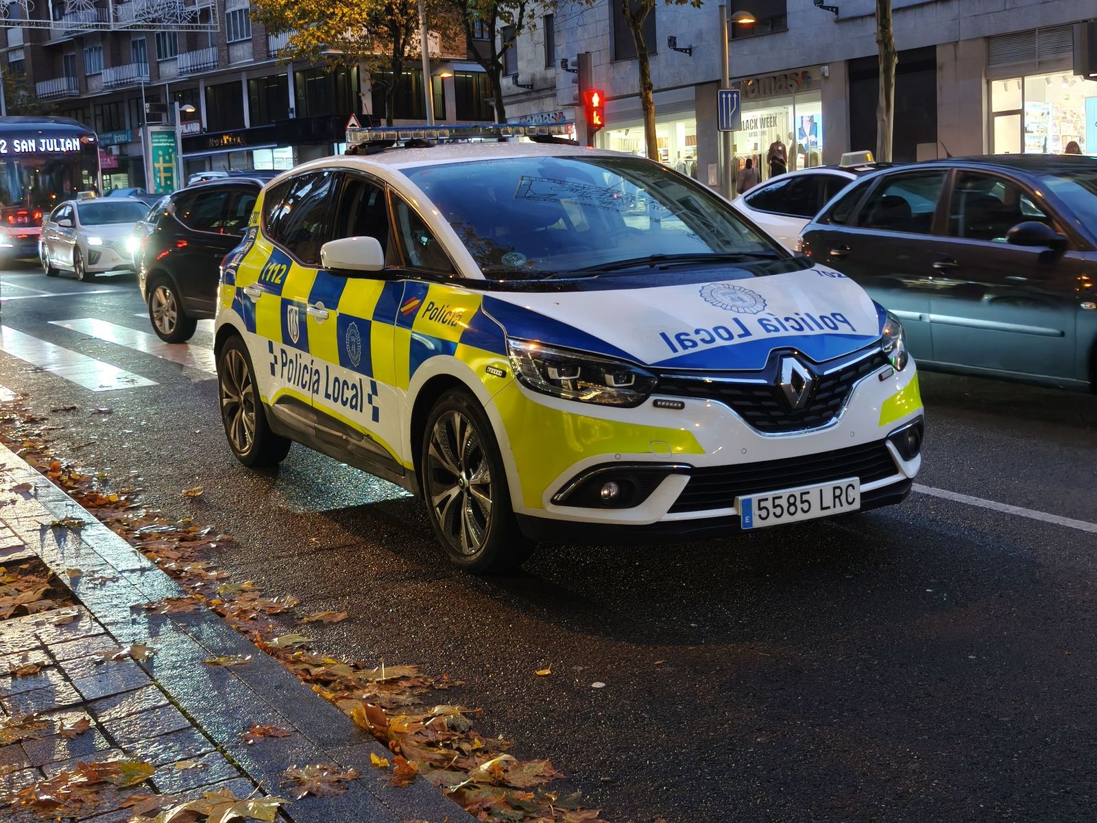 Los bomberos y la Policía Local de Salamanca se movilizan por el humo de un coche junto a la Plaza de España. Foto de archivo