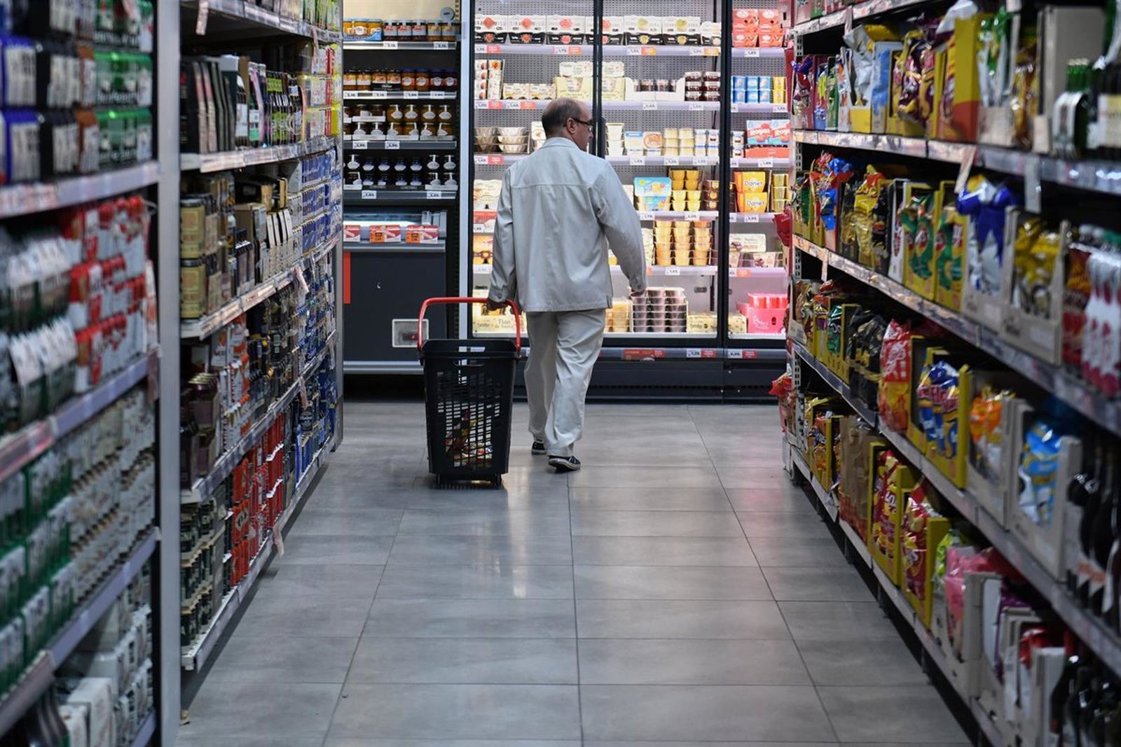 Un hombre en un supermercado. Europa Press